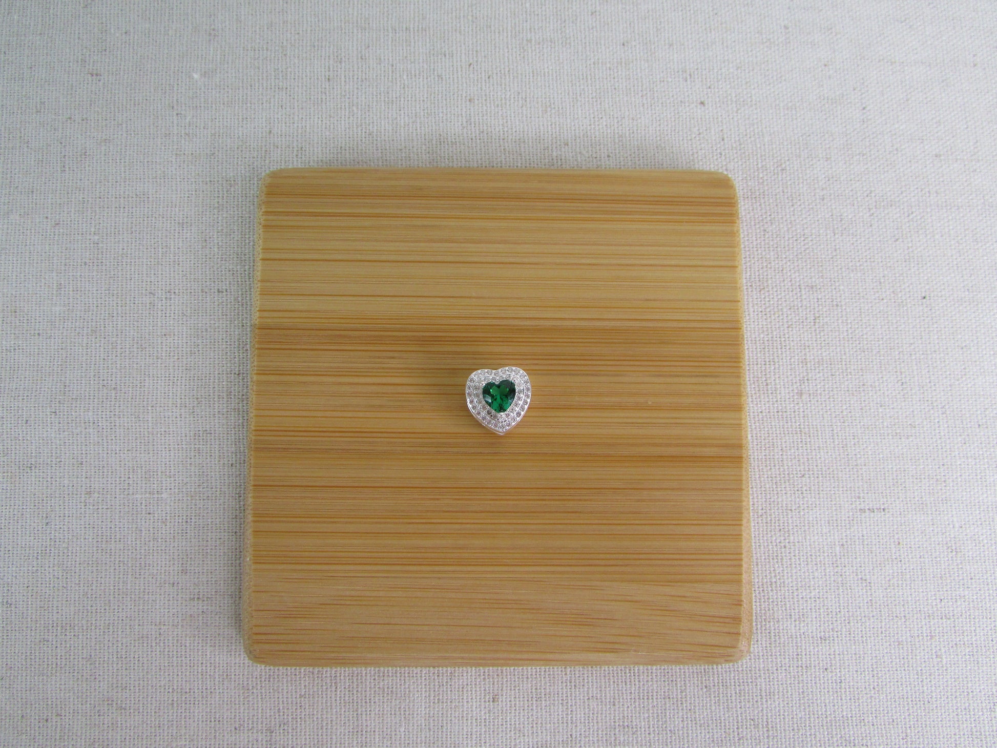 Pin Click Coração Zircônia Lateral Cravejada