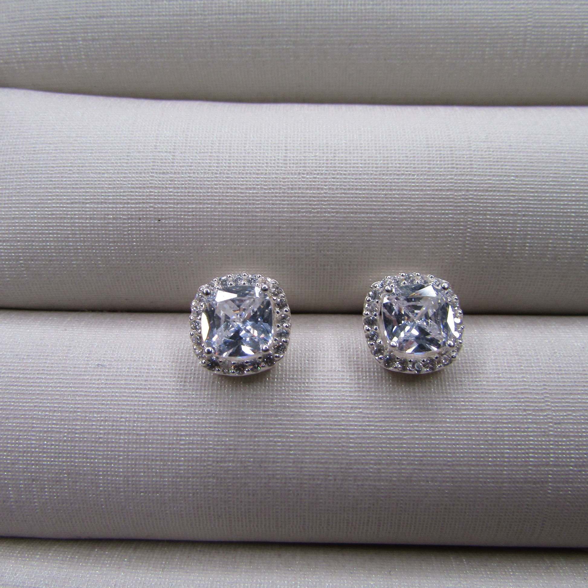 Brinco Quadrado Zirconia Lateral Cravejada