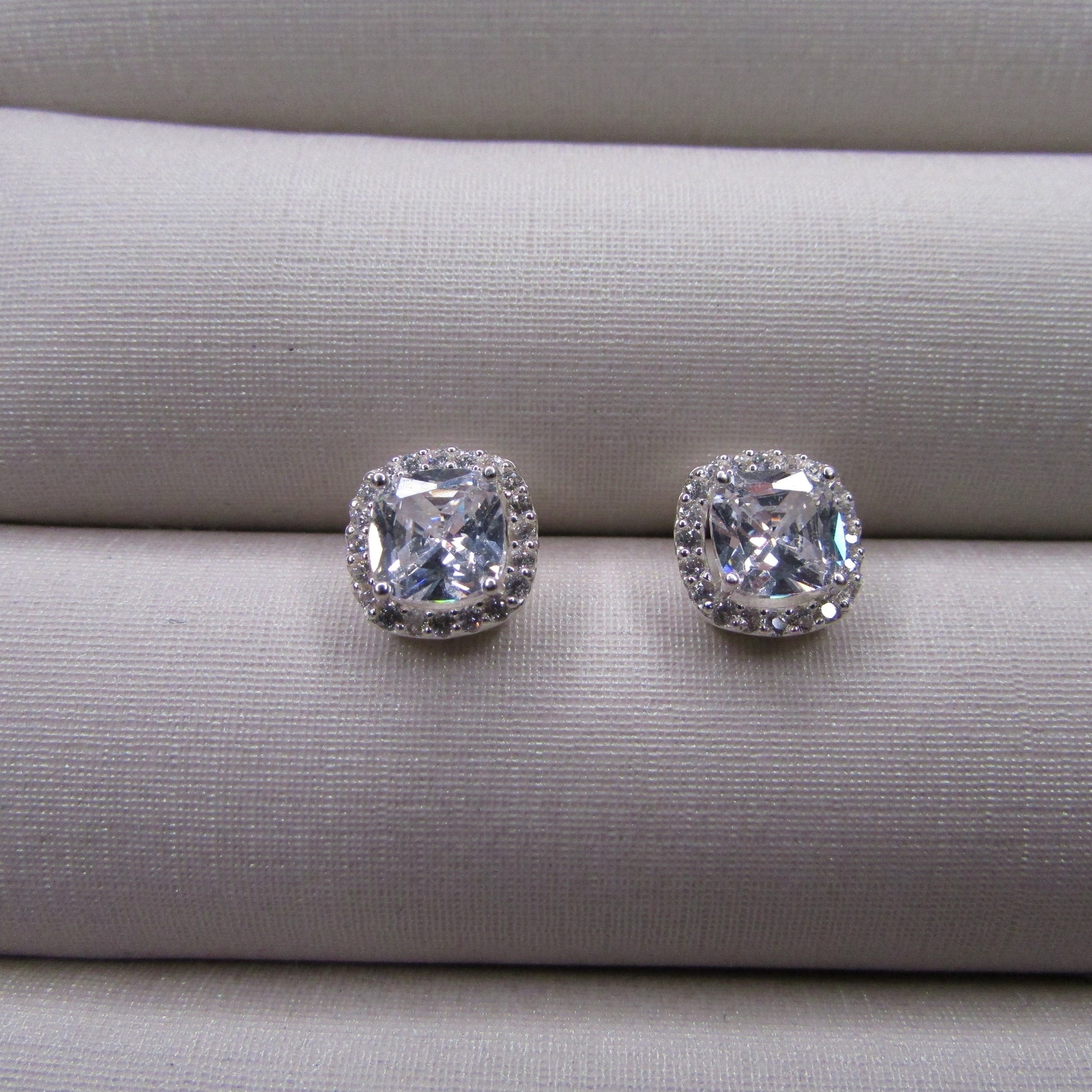 Brinco Quadrado Zirconia Lateral Cravejada