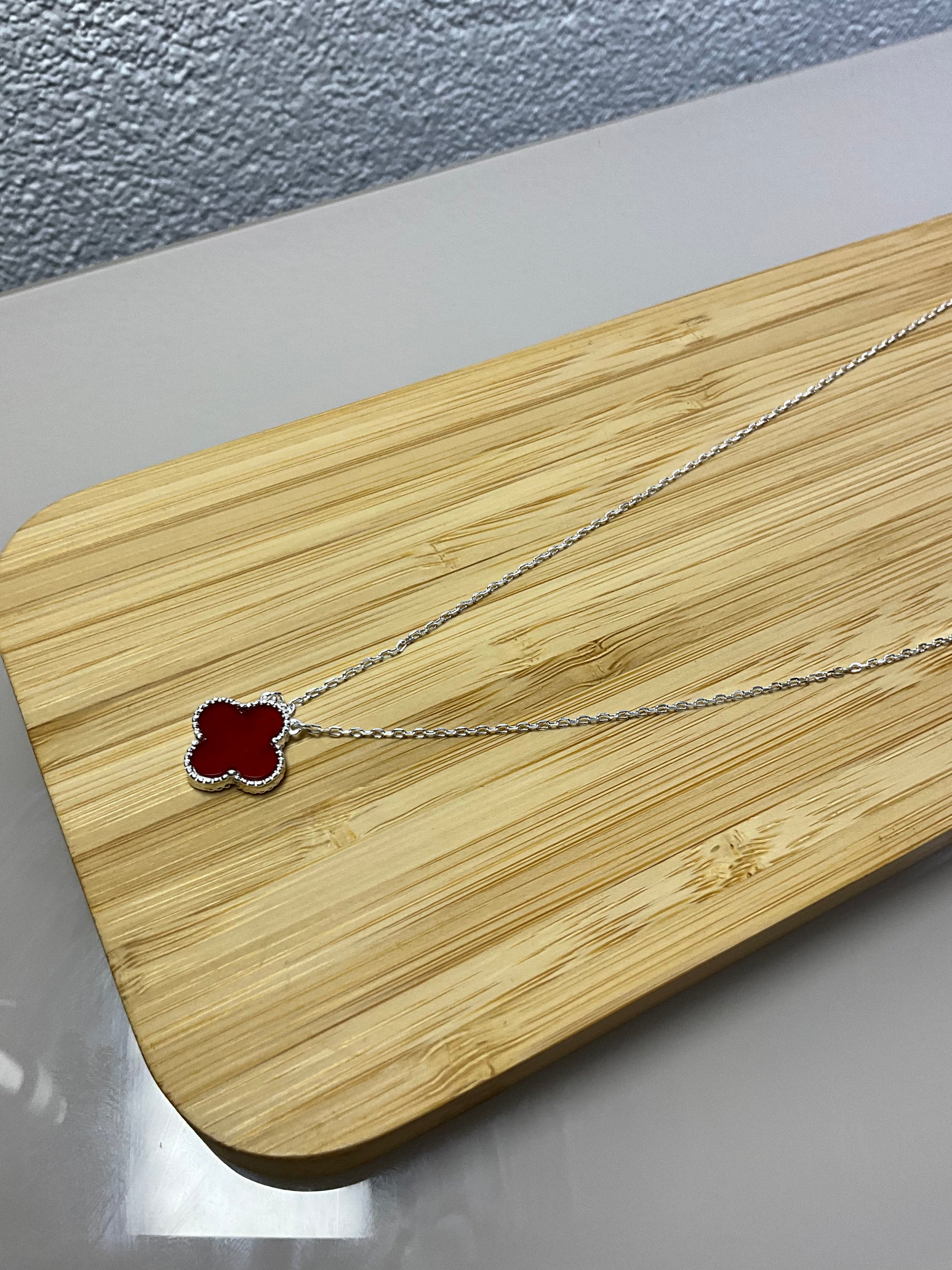 Colar Trevo Face Única Vermelho
