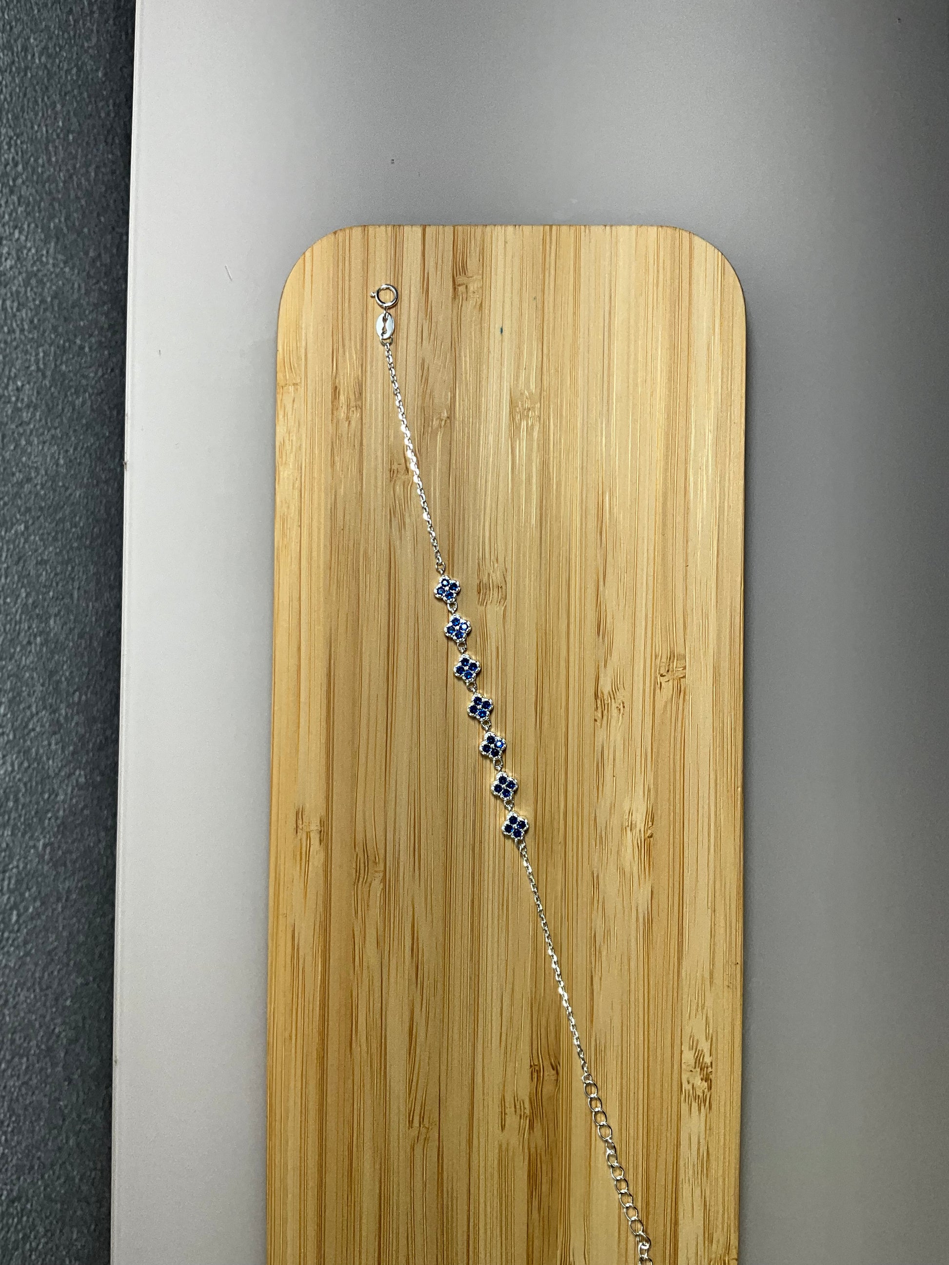 Pulseira Trevos Cravejados Micro Zircônias Azuis