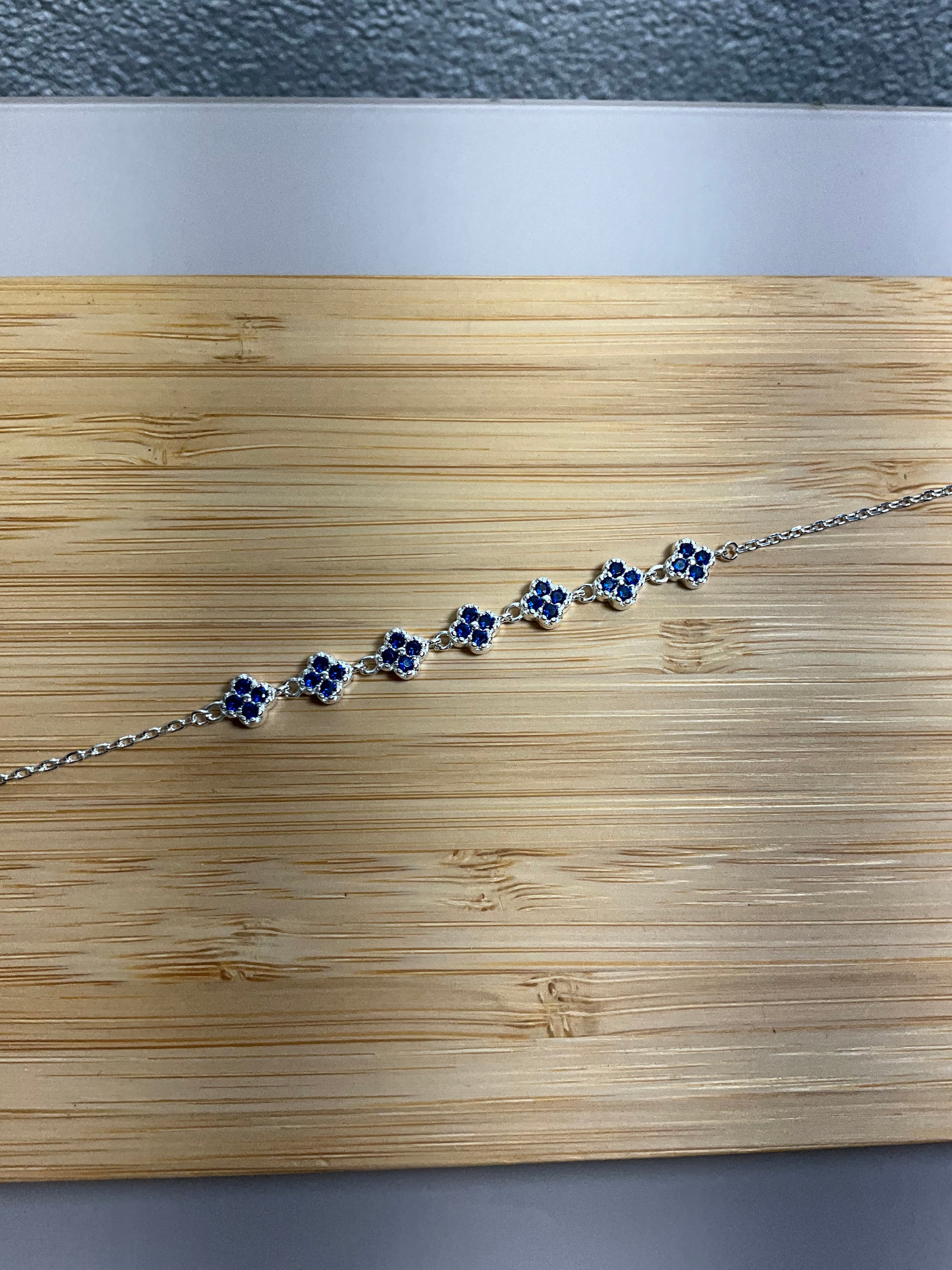 Pulseira Trevos Cravejados Micro Zircônias Azuis
