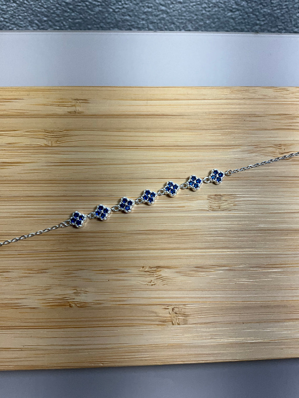 Pulseira Trevos Cravejados Micro Zircônias Azuis