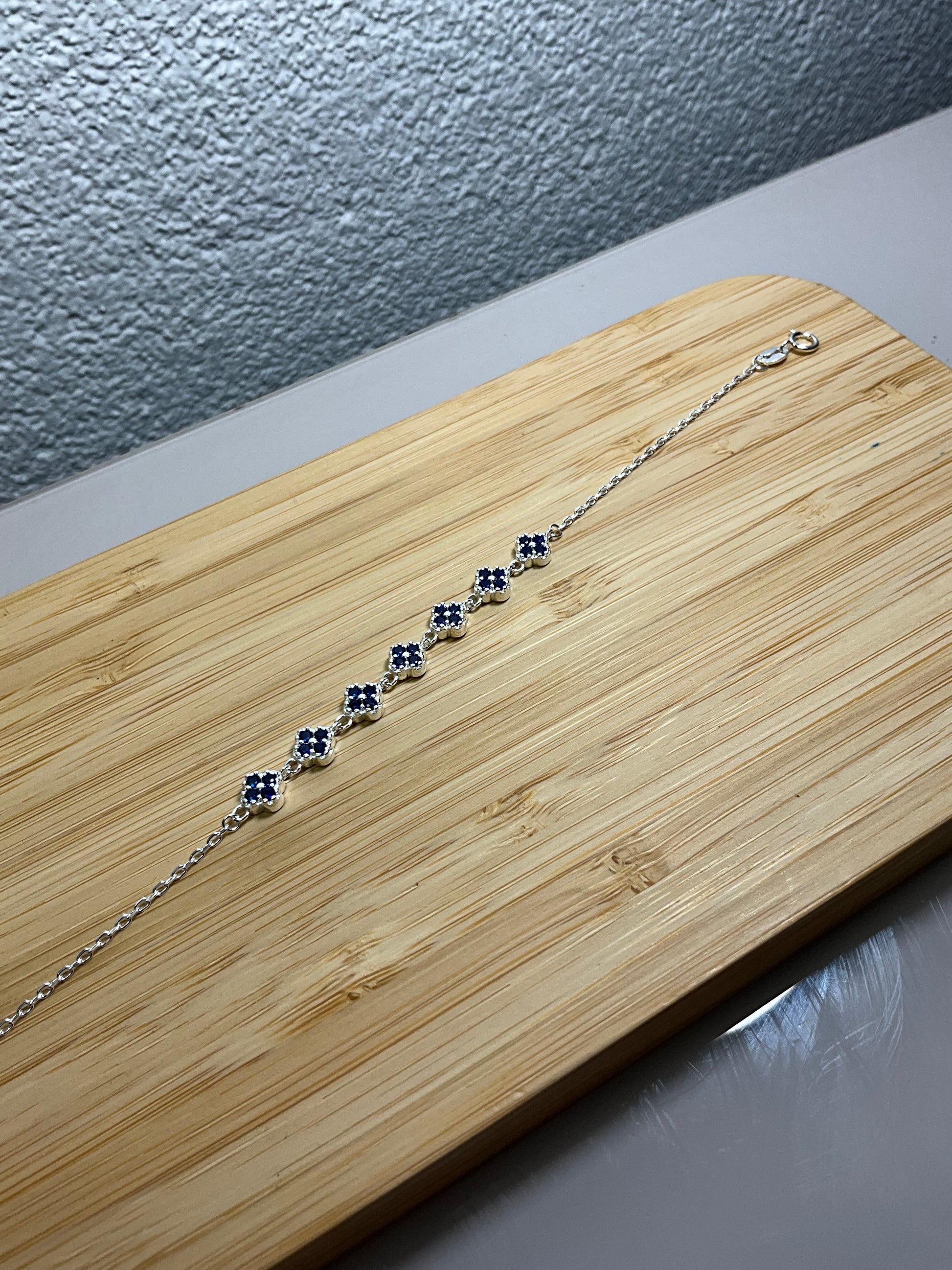 Pulseira Trevos Cravejados Micro Zircônias Azuis