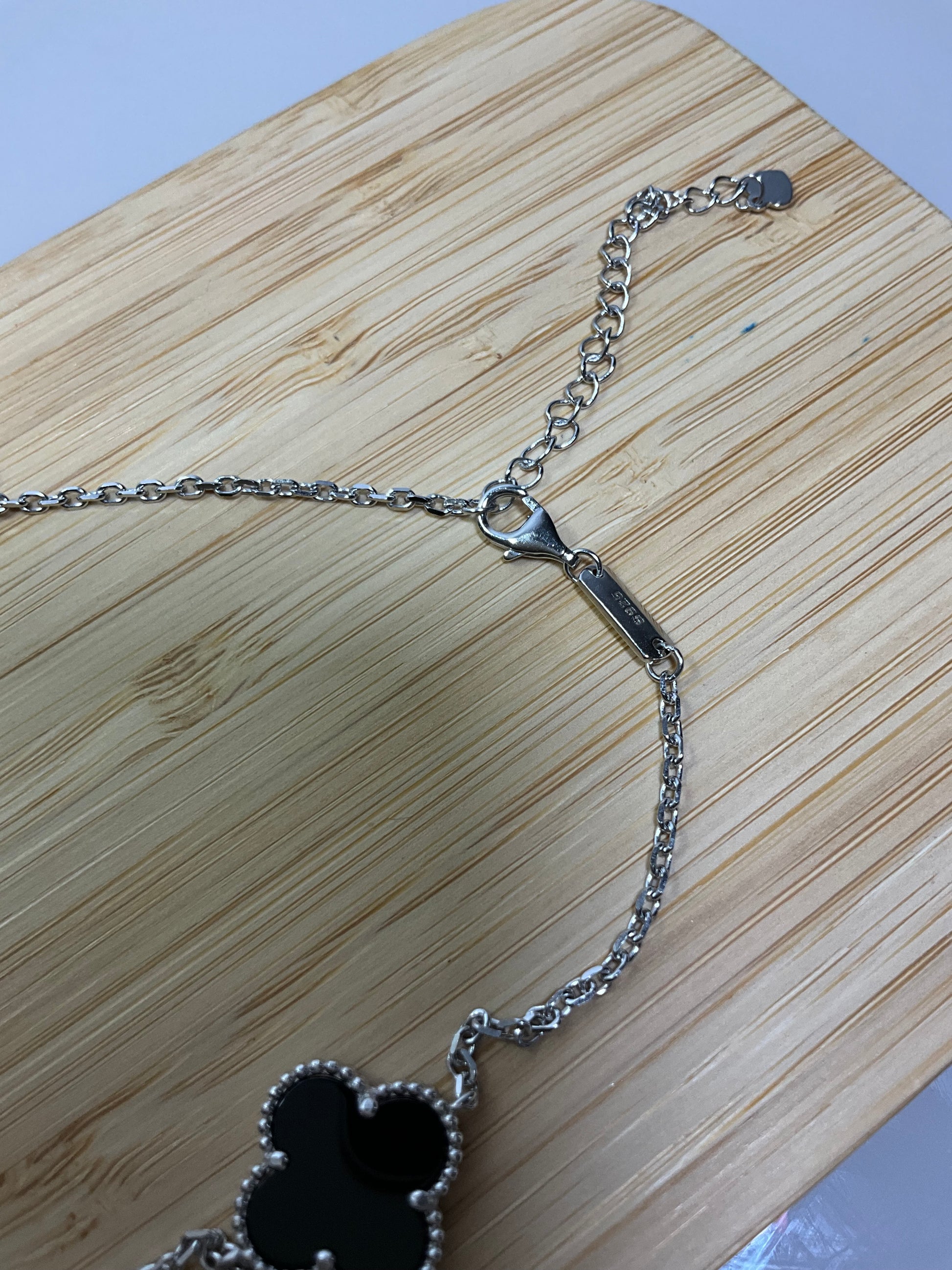 Colar Trevos Preto
