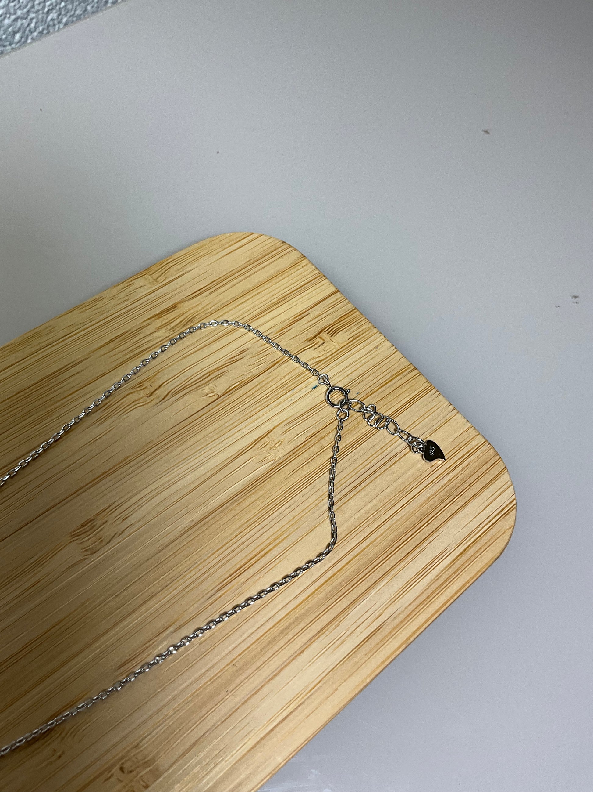 Colar Trevo Lateral Cravejada