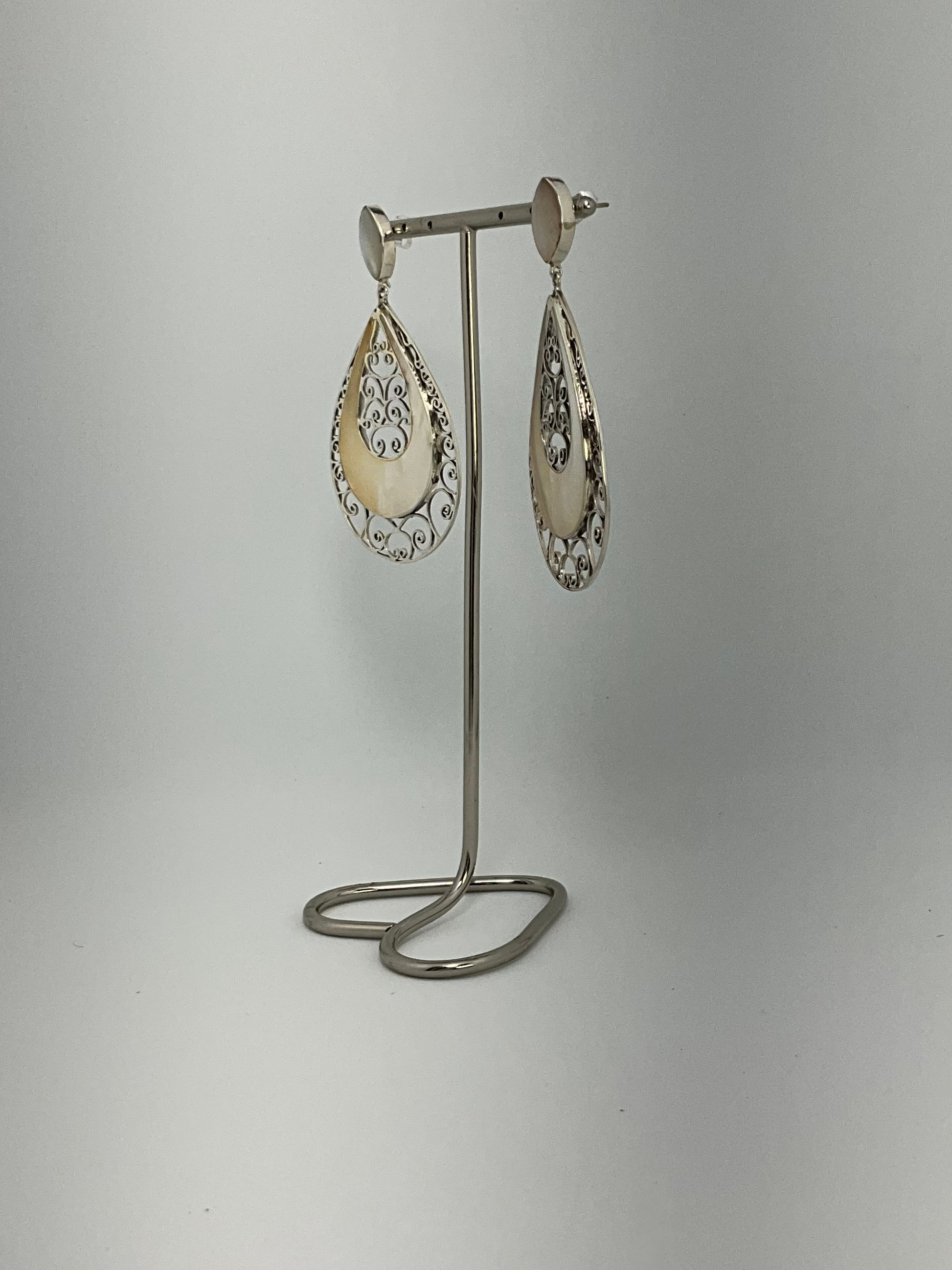 Brinco Gota Arabesco com Madrepérola