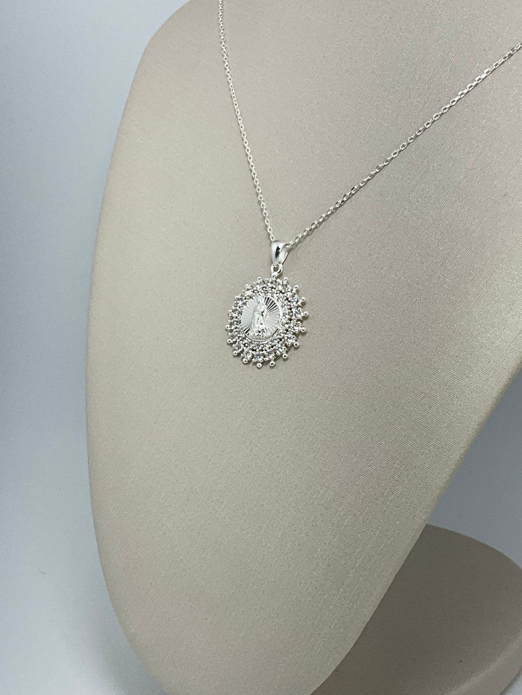 Colar Nossa Senhora Guadalupe com Lateral Cravejada com Zircônias