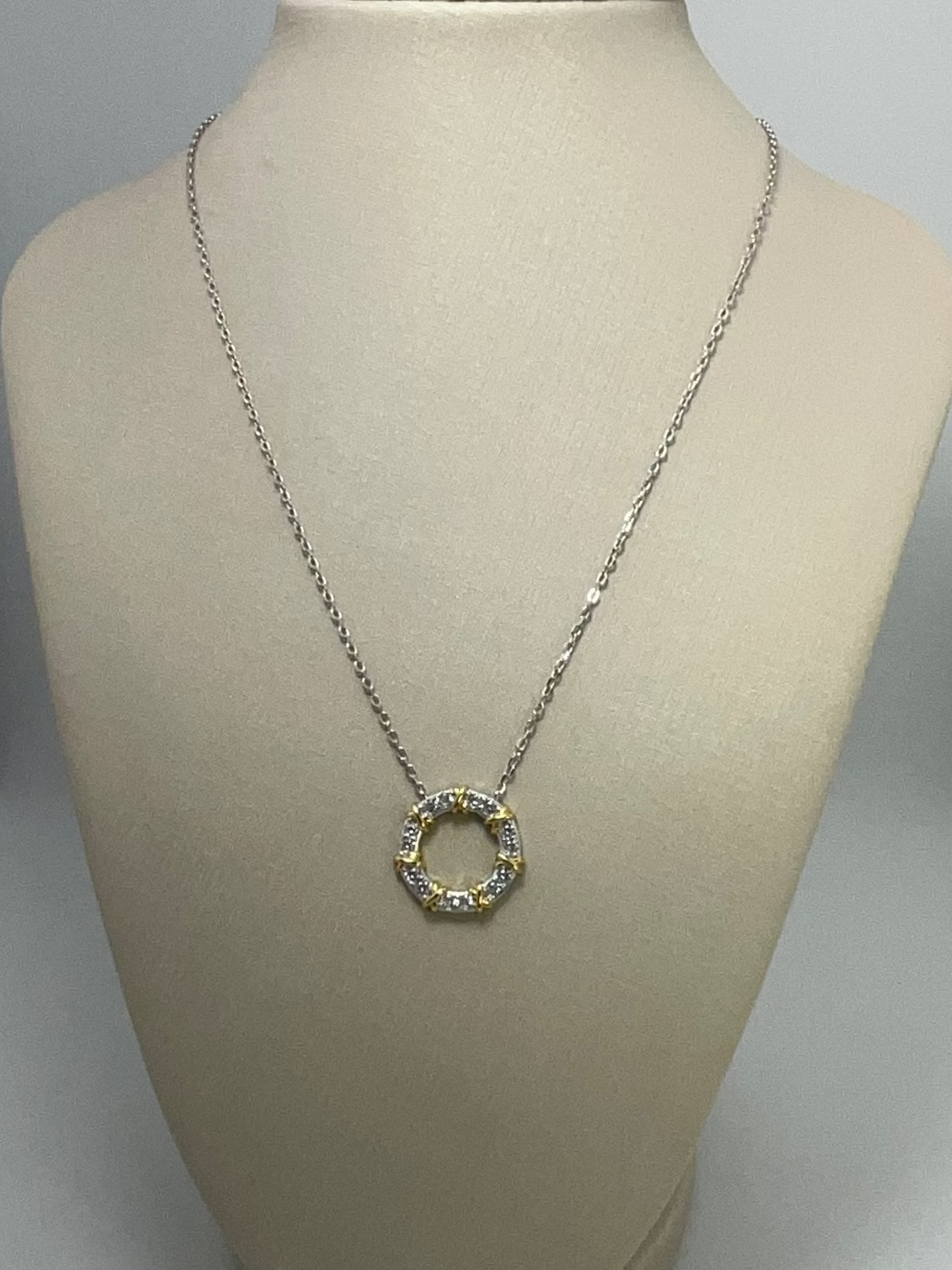 Colar Delicatto Com detalhes em Ouro
