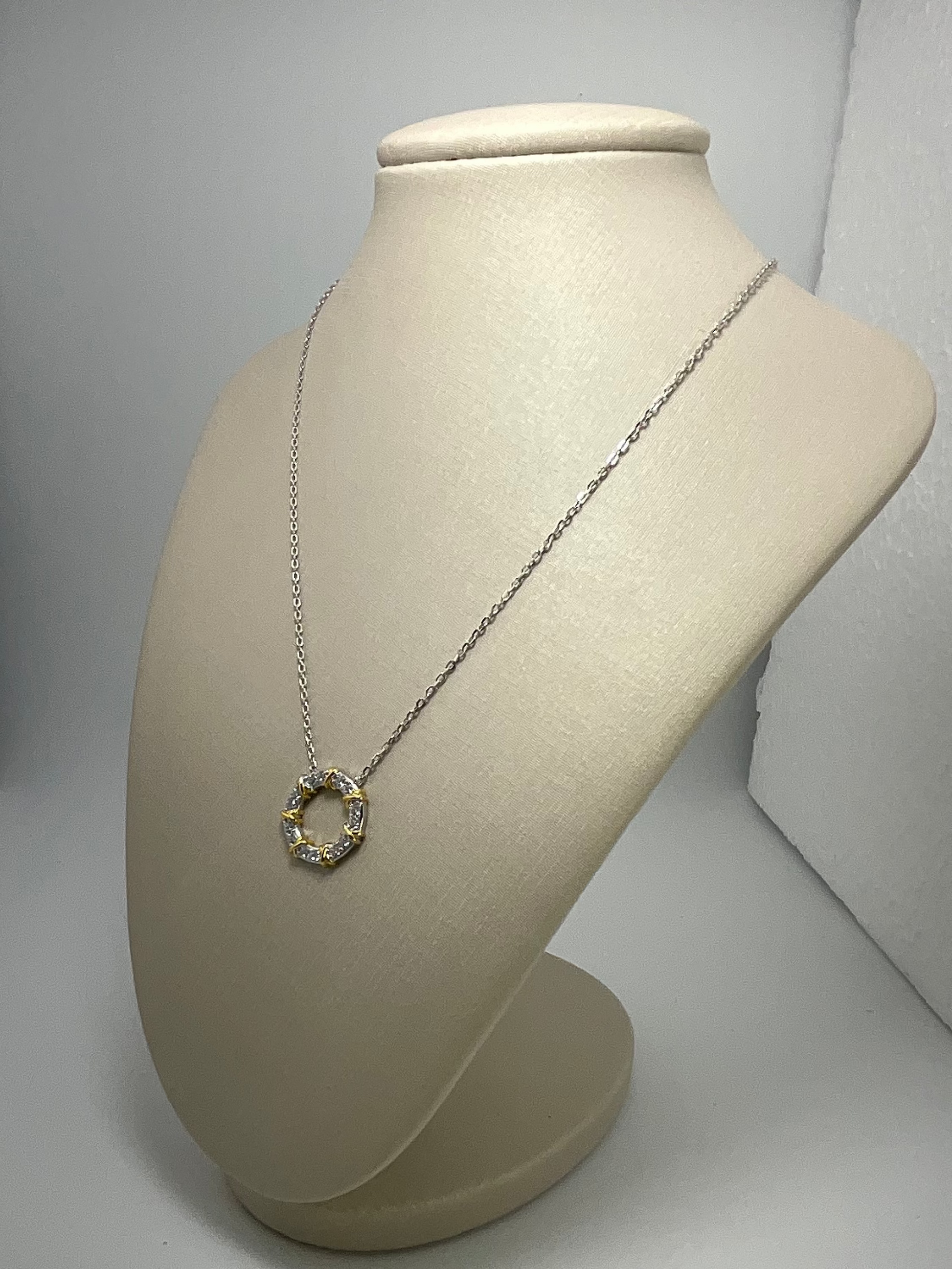 Colar Delicatto Com detalhes em Ouro
