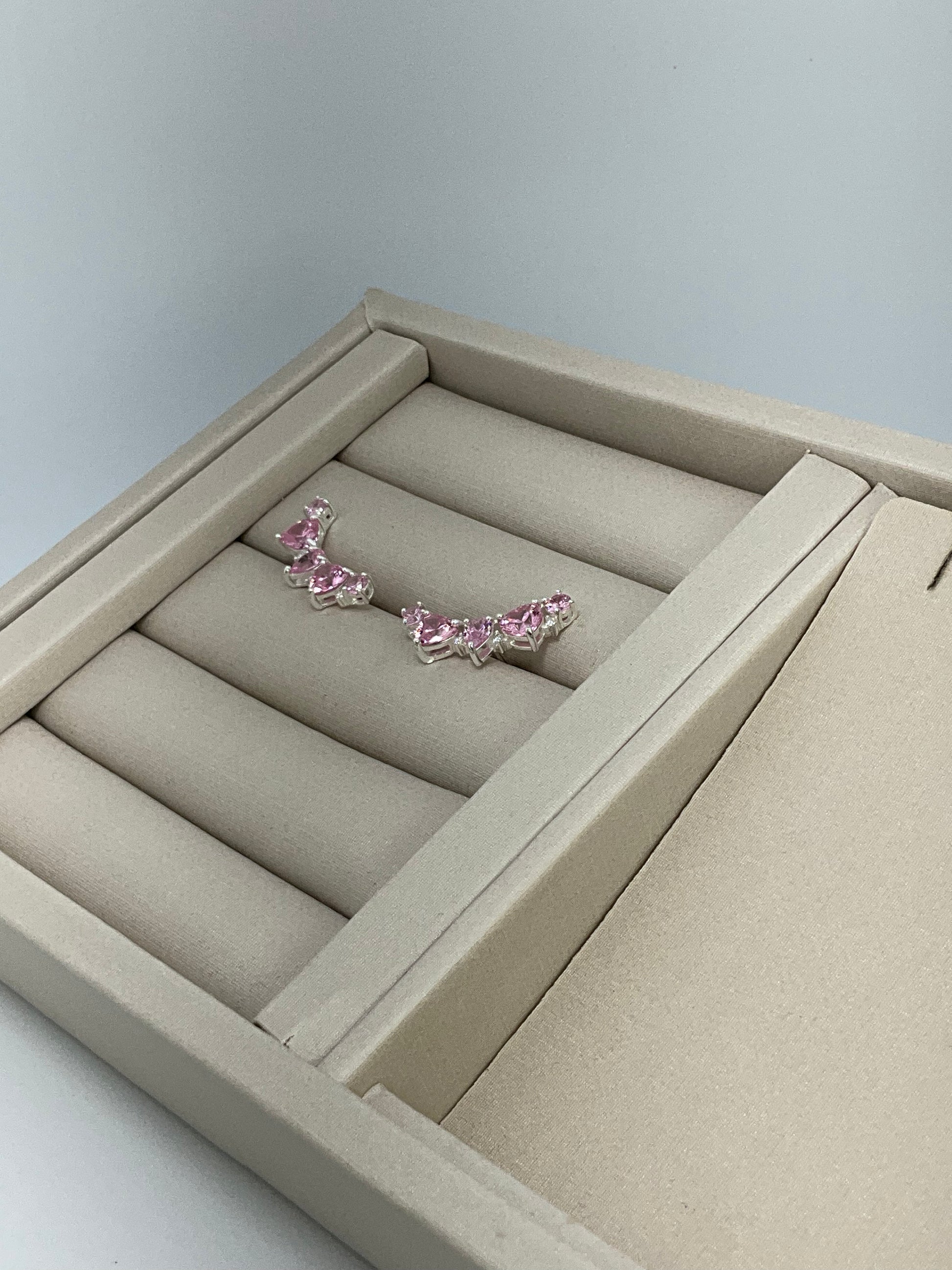 Ear Cuff Corações Zircônias Cor de Rosa