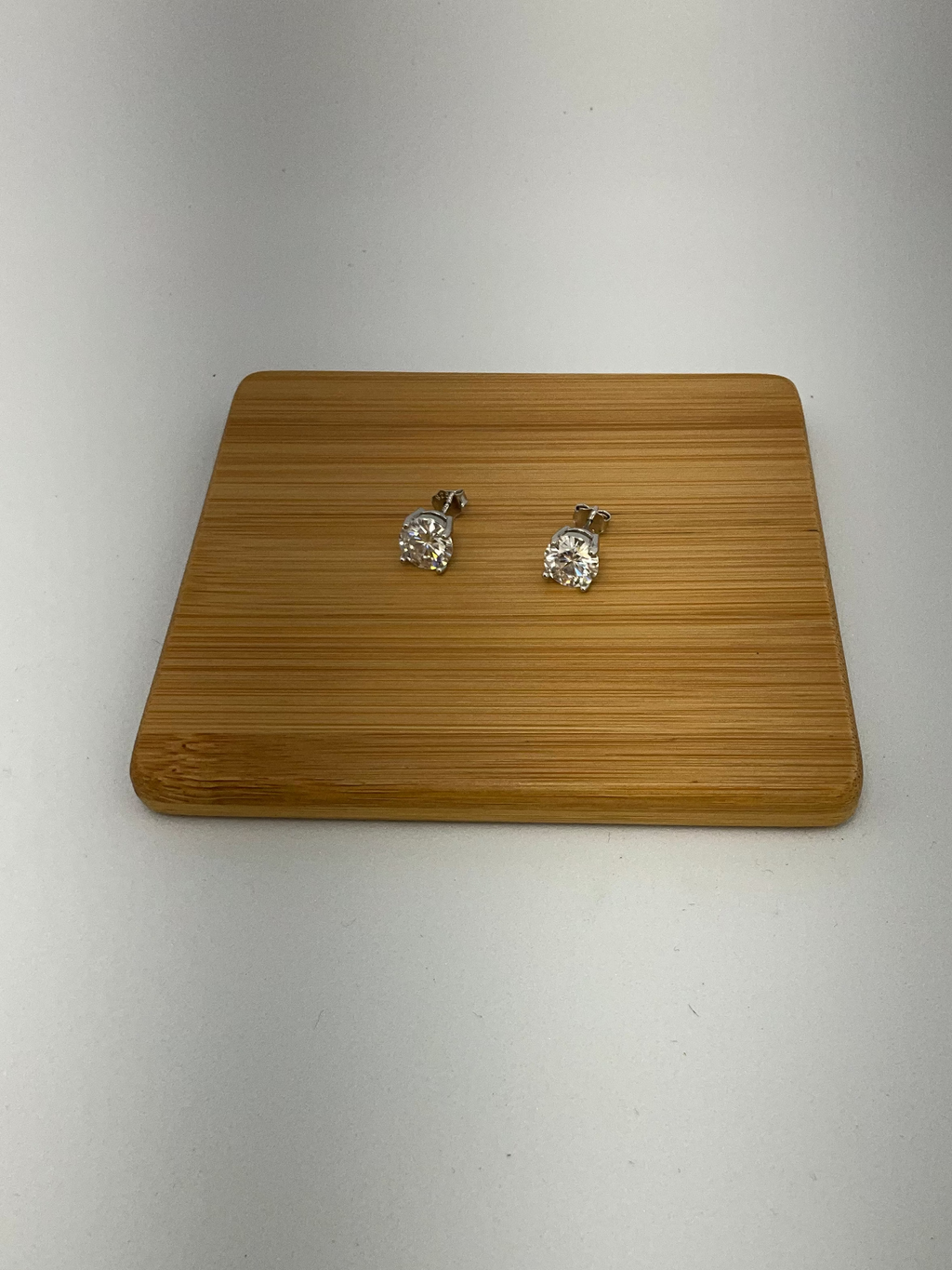 Brinco Ponto de Luz Moissanite 8mm