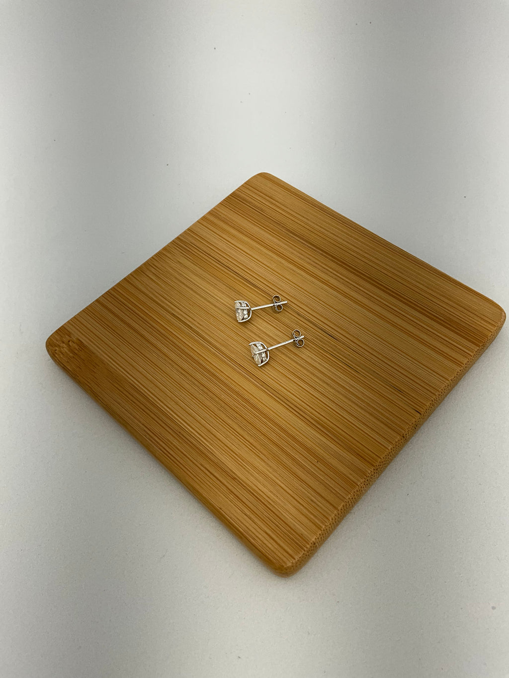 Brinco Ponto de Luz Oval Moissanite Lateral Cravejada