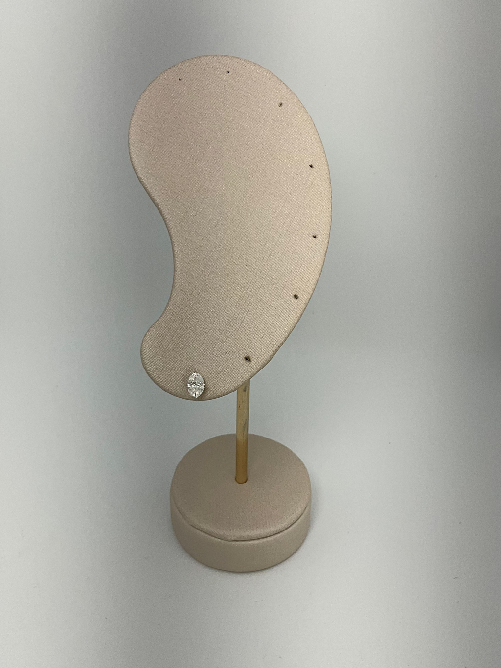 Brinco Ponto de Luz Oval Moissanite Lateral Cravejada