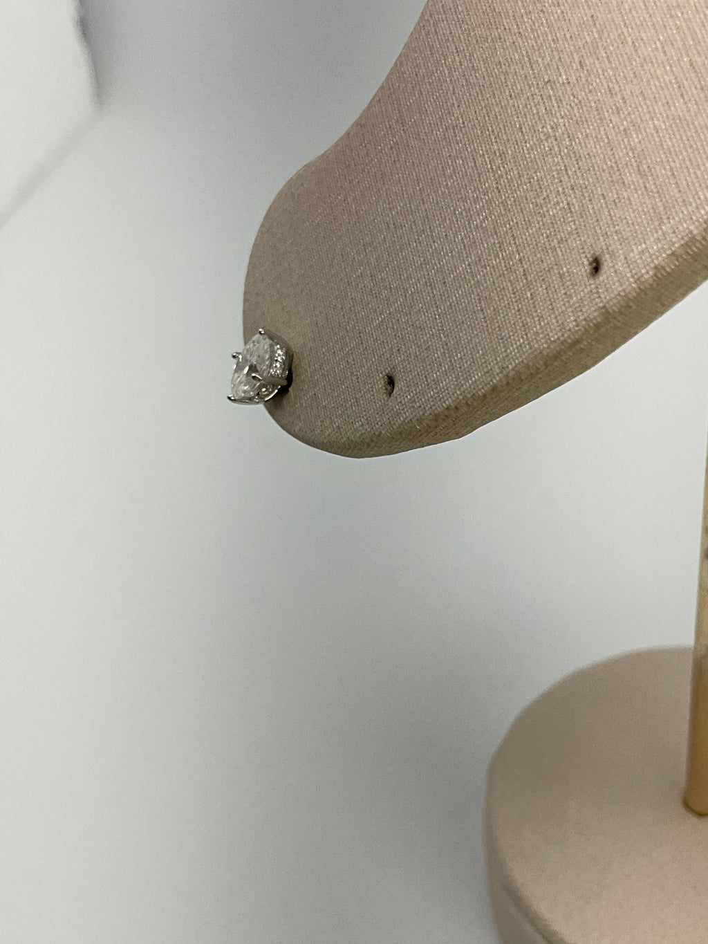 Brinco Ponto de Luz Oval Moissanite Lateral Cravejada