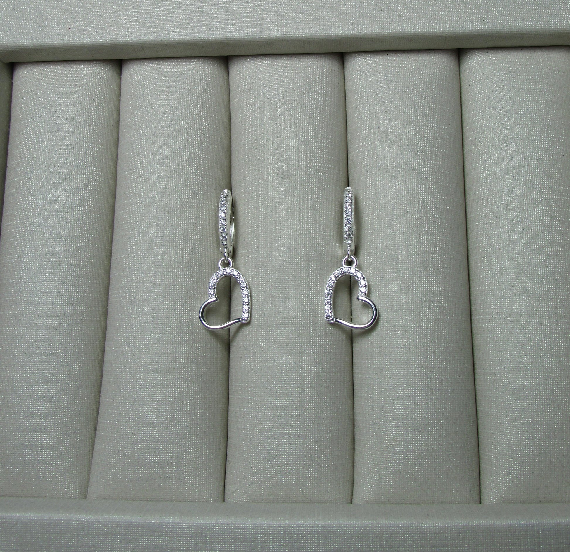 Brinco Argola Click Cravejada Pendente Coração Vazado