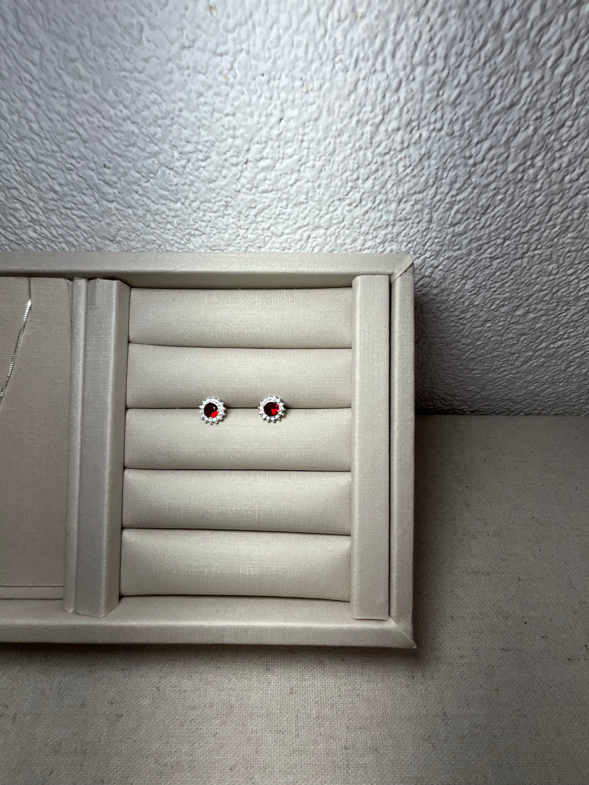 Conjunto Redondo Zircônias Vermelho