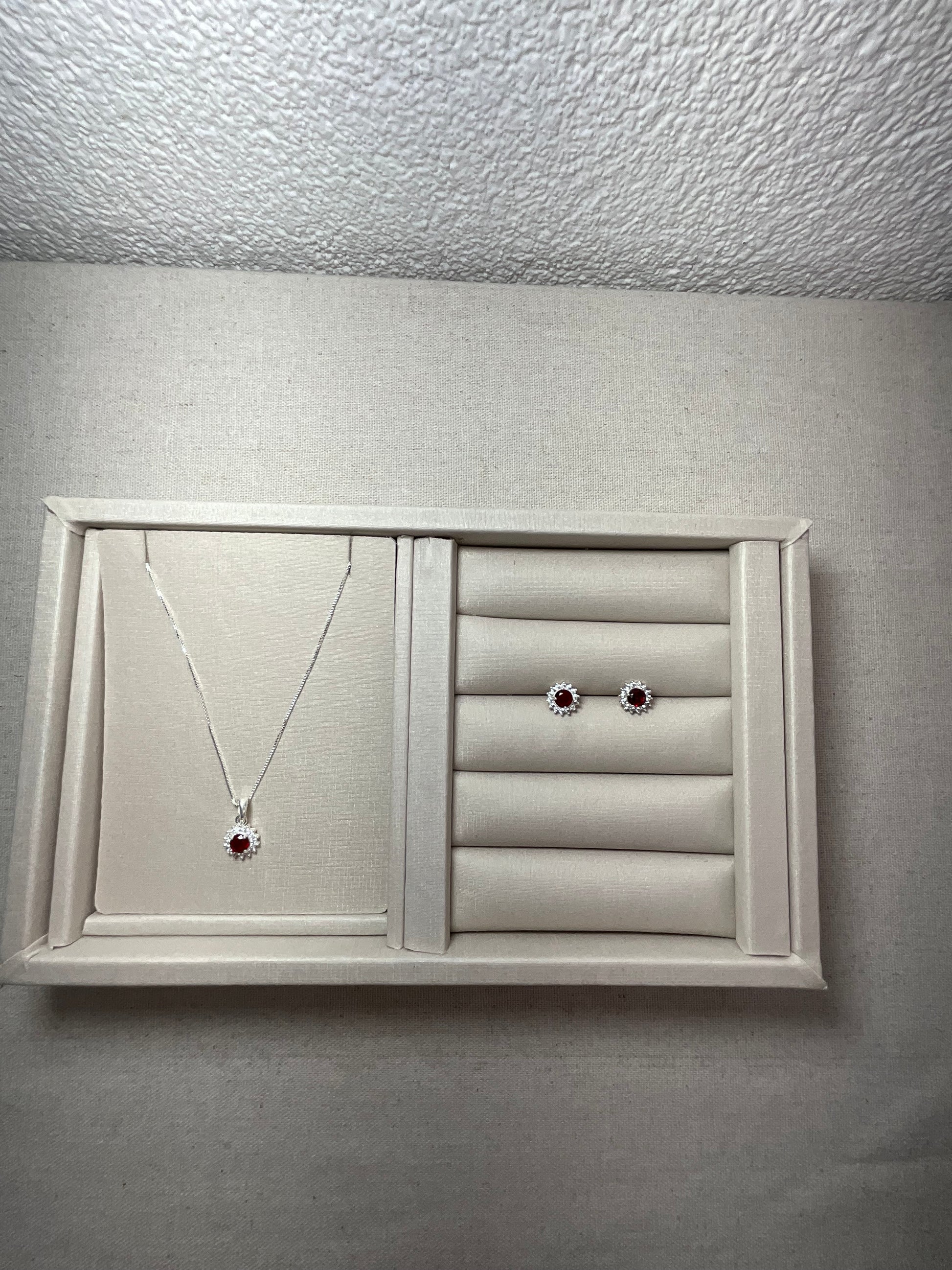 Conjunto Redondo Zircônias Vermelho