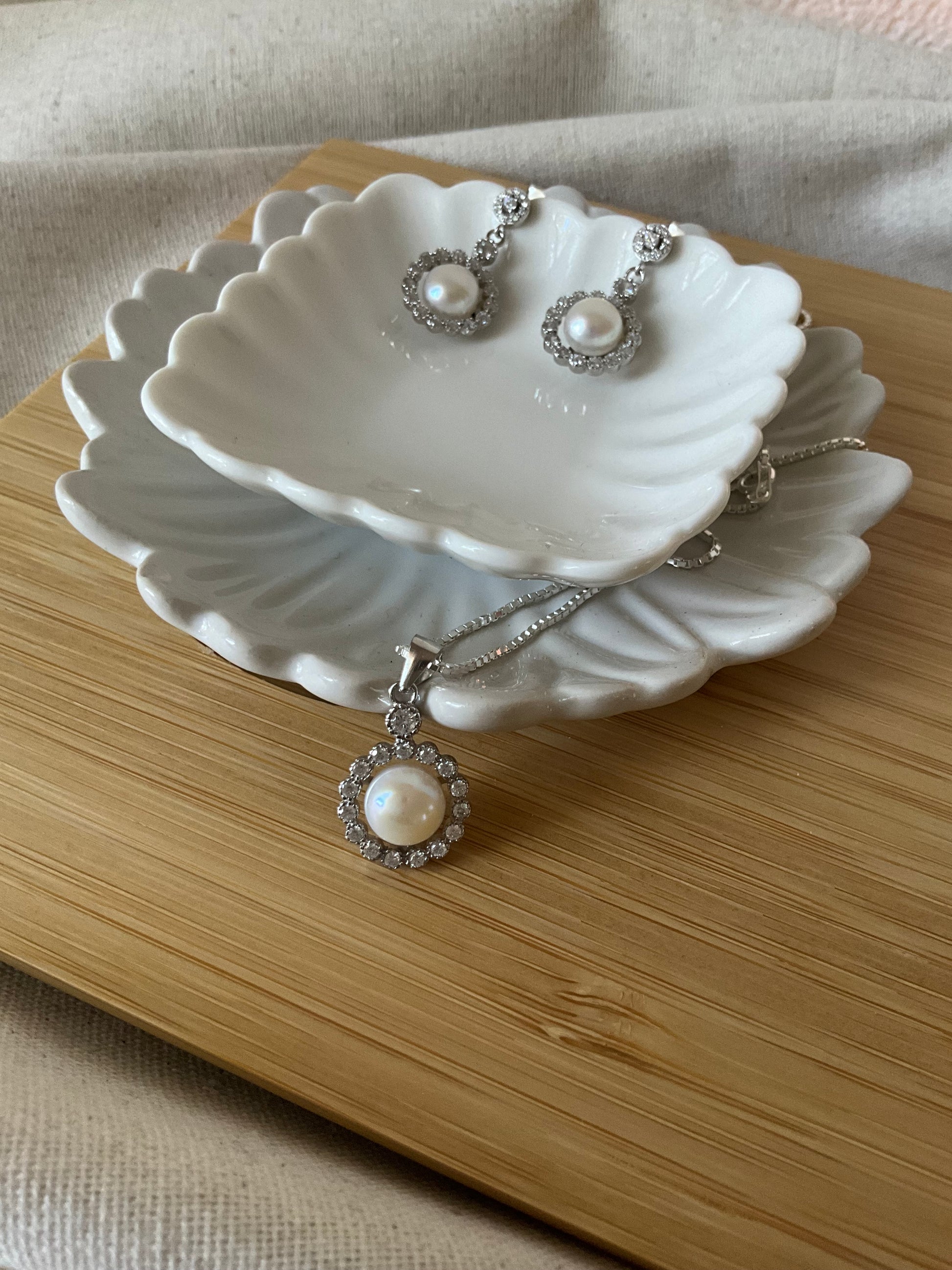 Conjunto Redondo Pendente Pérola Com Lateral Cravejada
