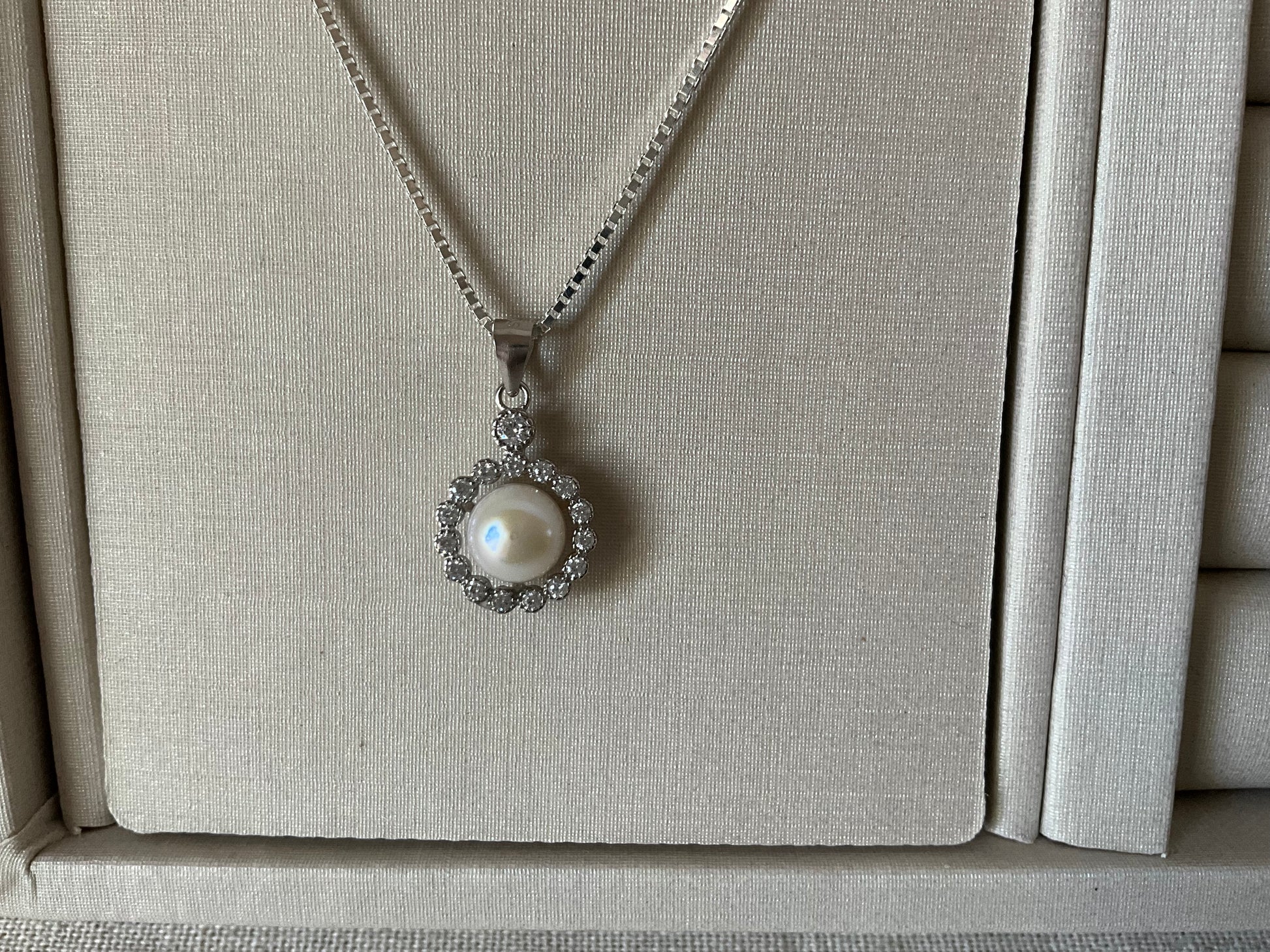 Conjunto Redondo Pendente Pérola Com Lateral Cravejada