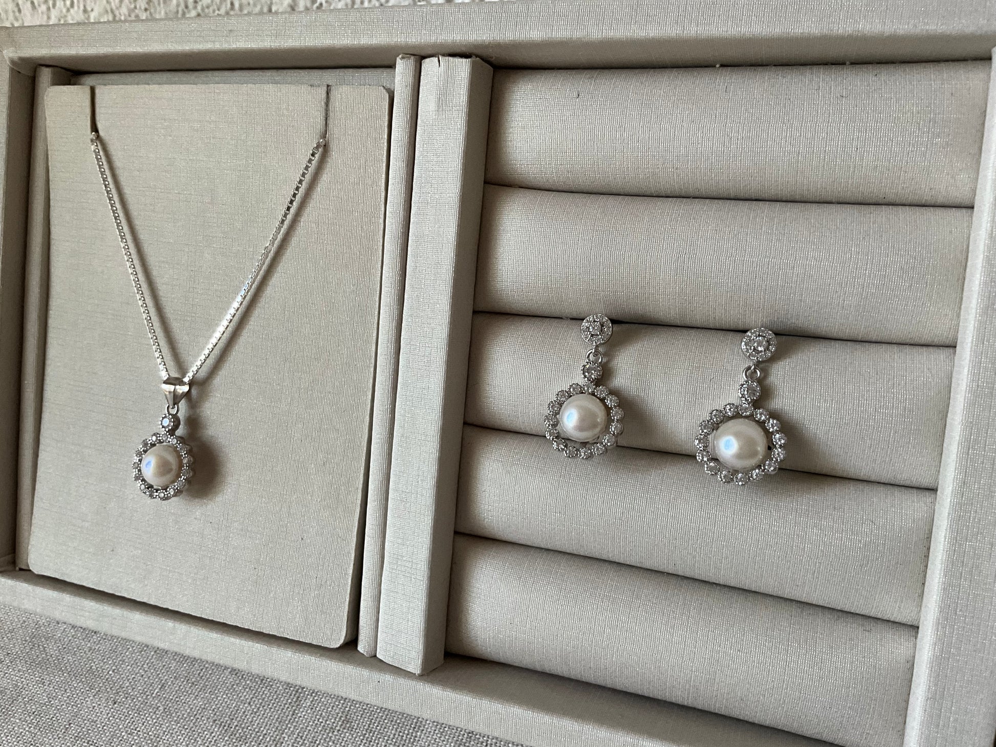 Conjunto Redondo Pendente Pérola Com Lateral Cravejada