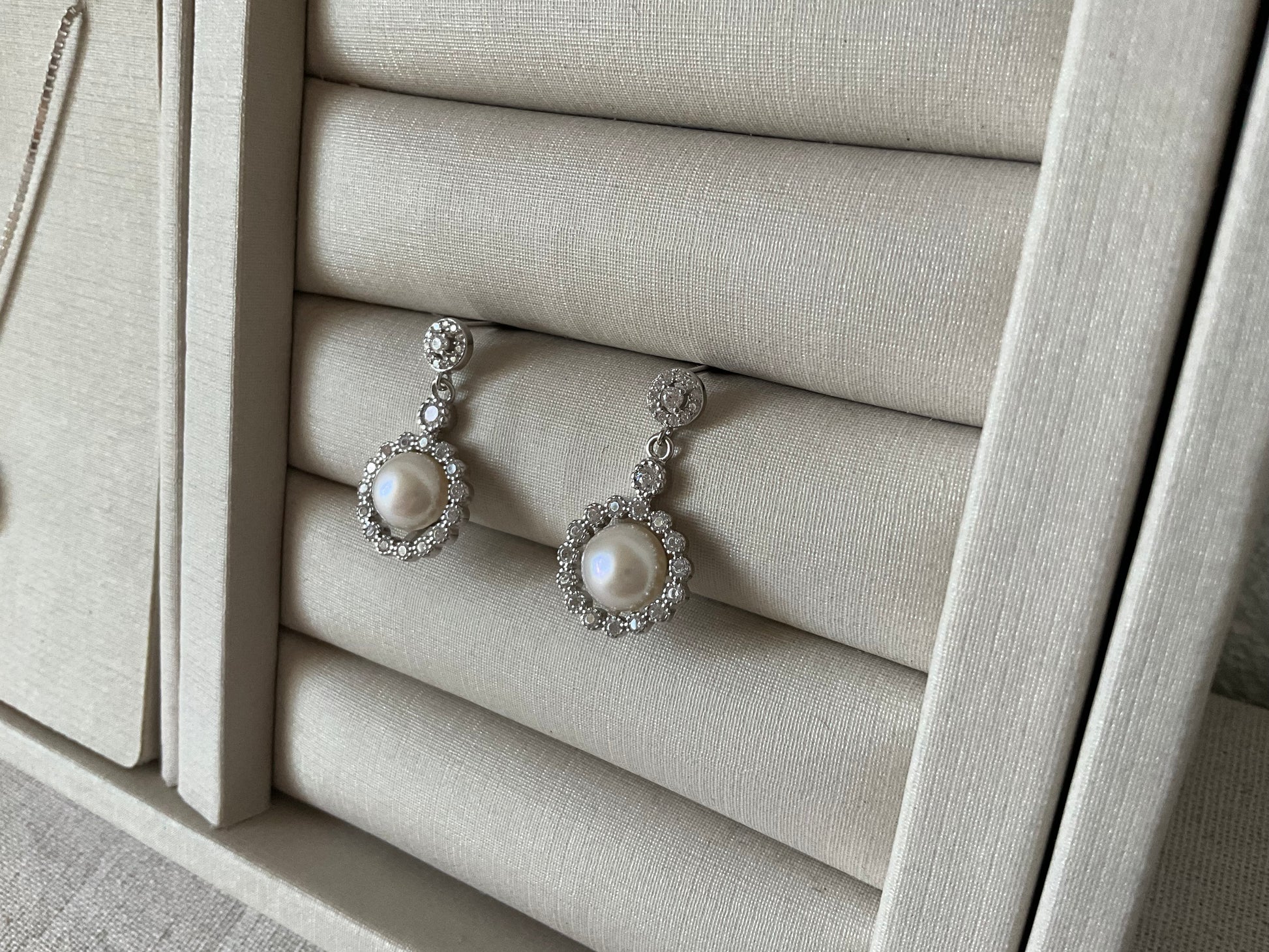 Conjunto Redondo Pendente Pérola Com Lateral Cravejada