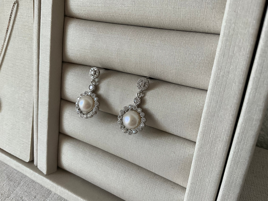 Conjunto Redondo Pendente Pérola Com Lateral Cravejada