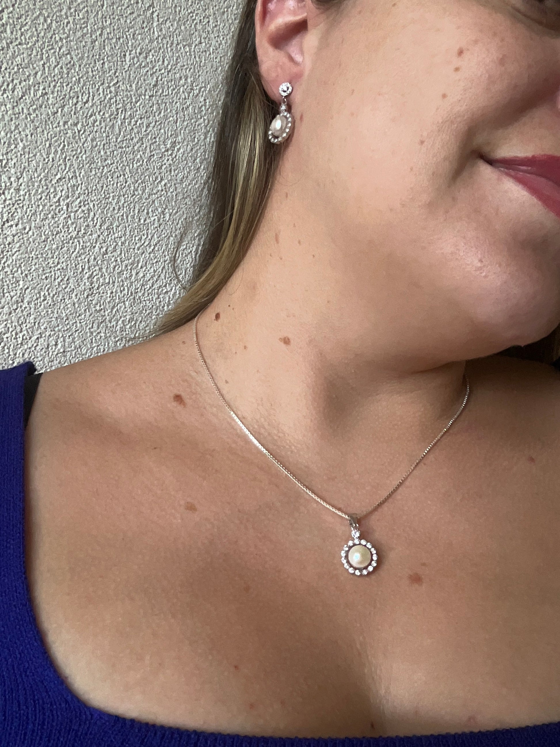 Conjunto Redondo Pendente Pérola Com Lateral Cravejada
