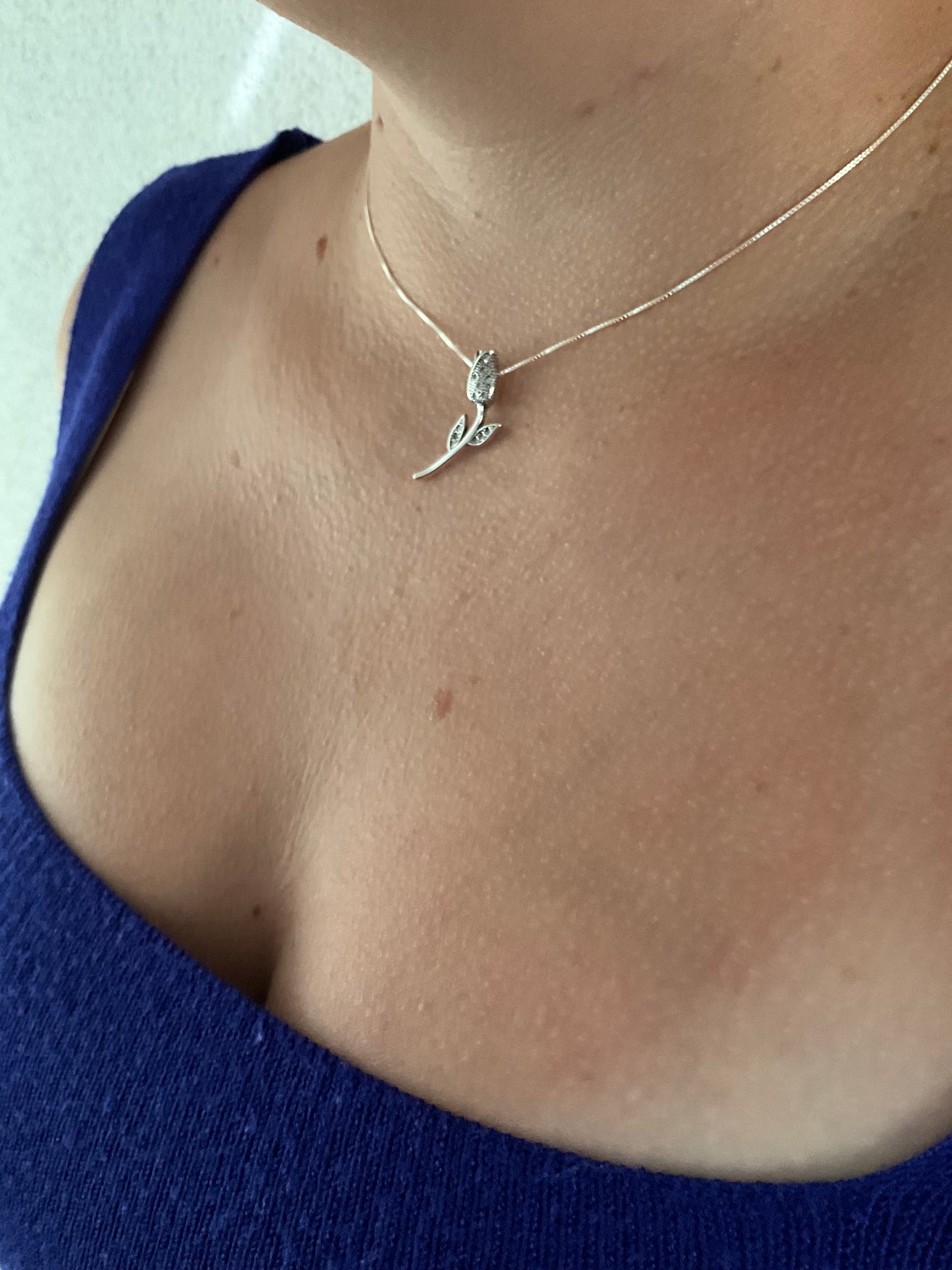 Colar com Pingente Tulipa Cravejada