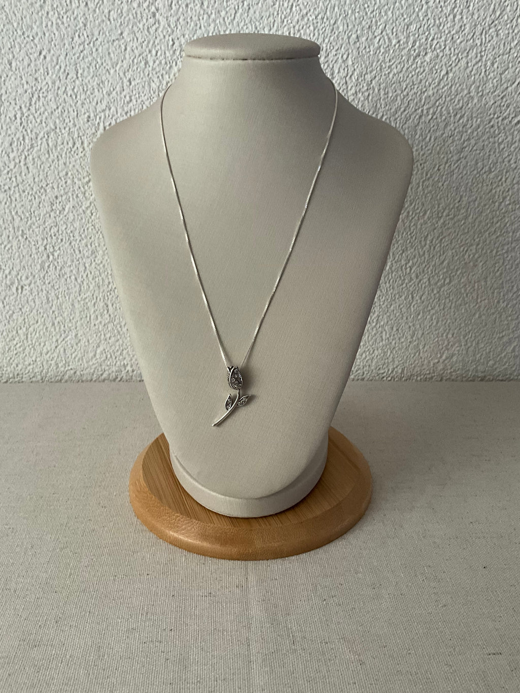 Colar com Pingente Tulipa Cravejada