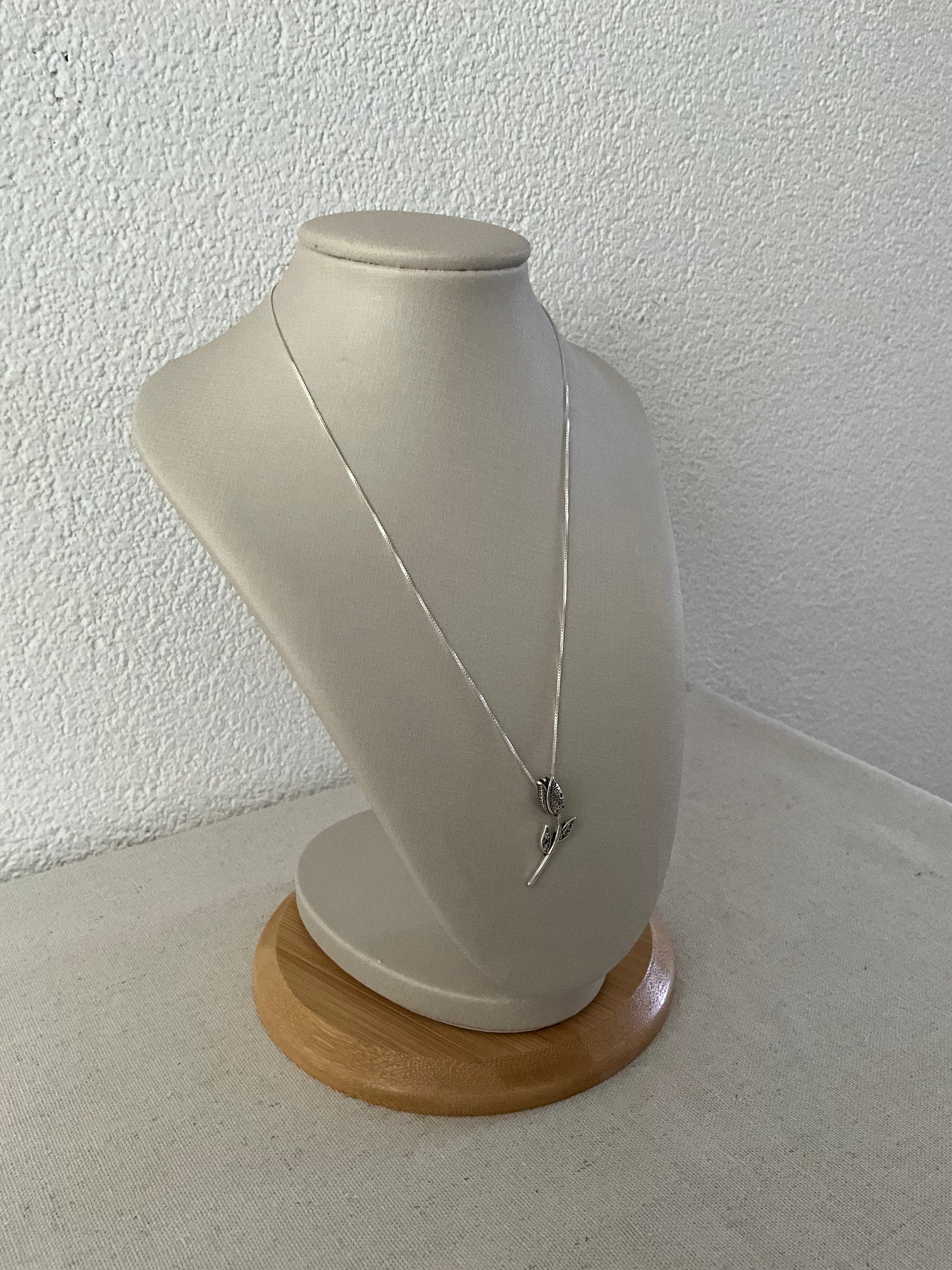 Colar com Pingente Tulipa Cravejada