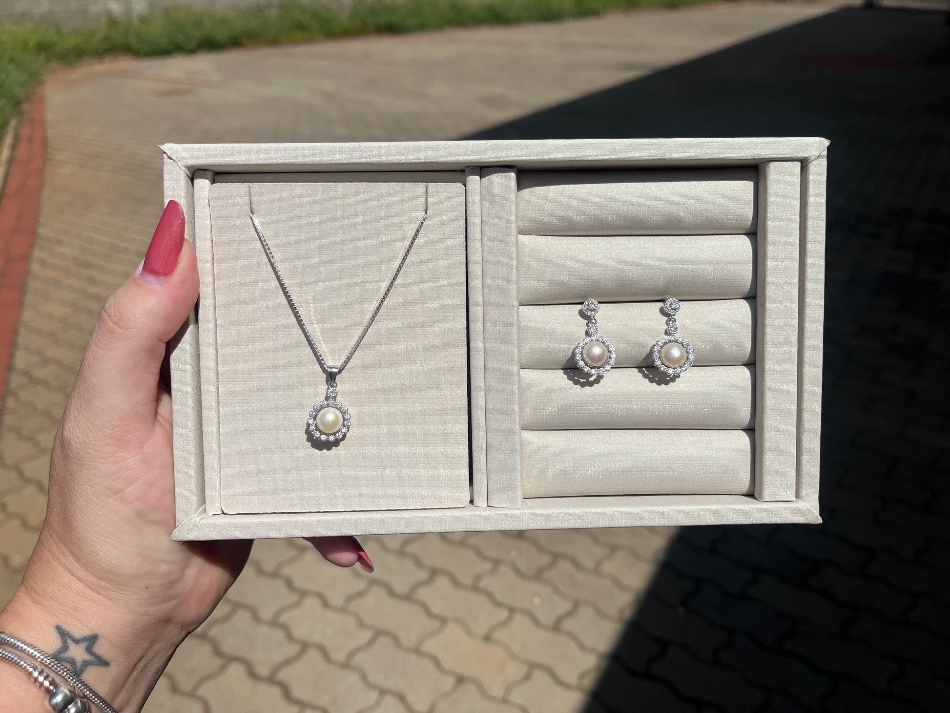 Conjunto Redondo Pendente Pérola Com Lateral Cravejada