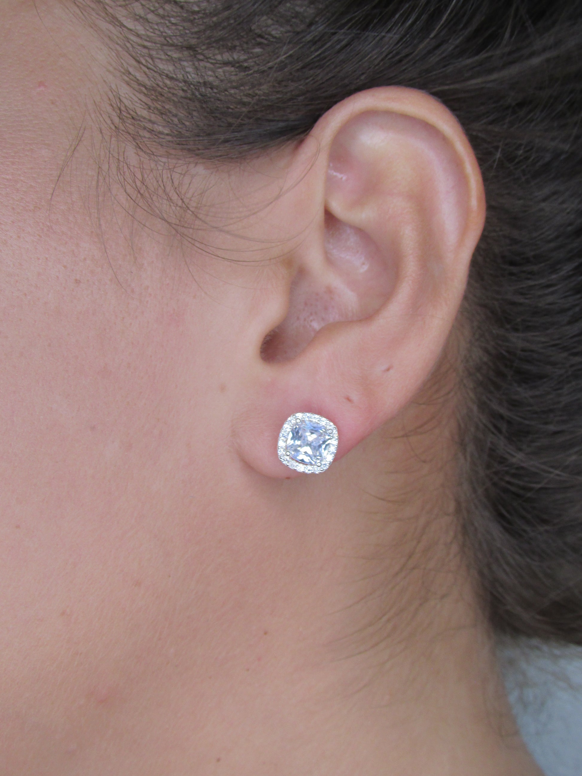 Brinco Quadrado Zirconia Lateral Cravejada