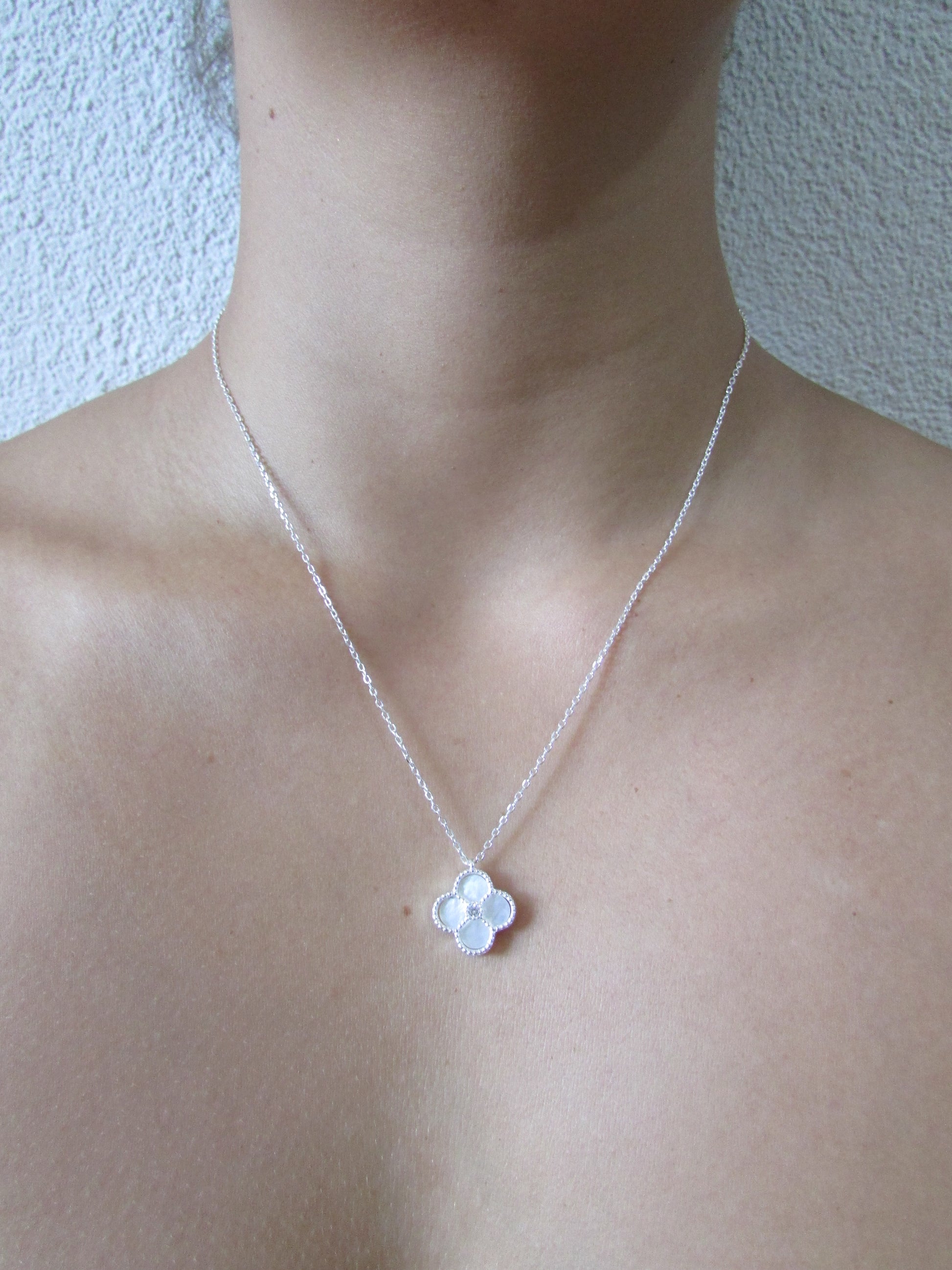 Colar Flor Dupla Face Com Madrepérola e Zircônia