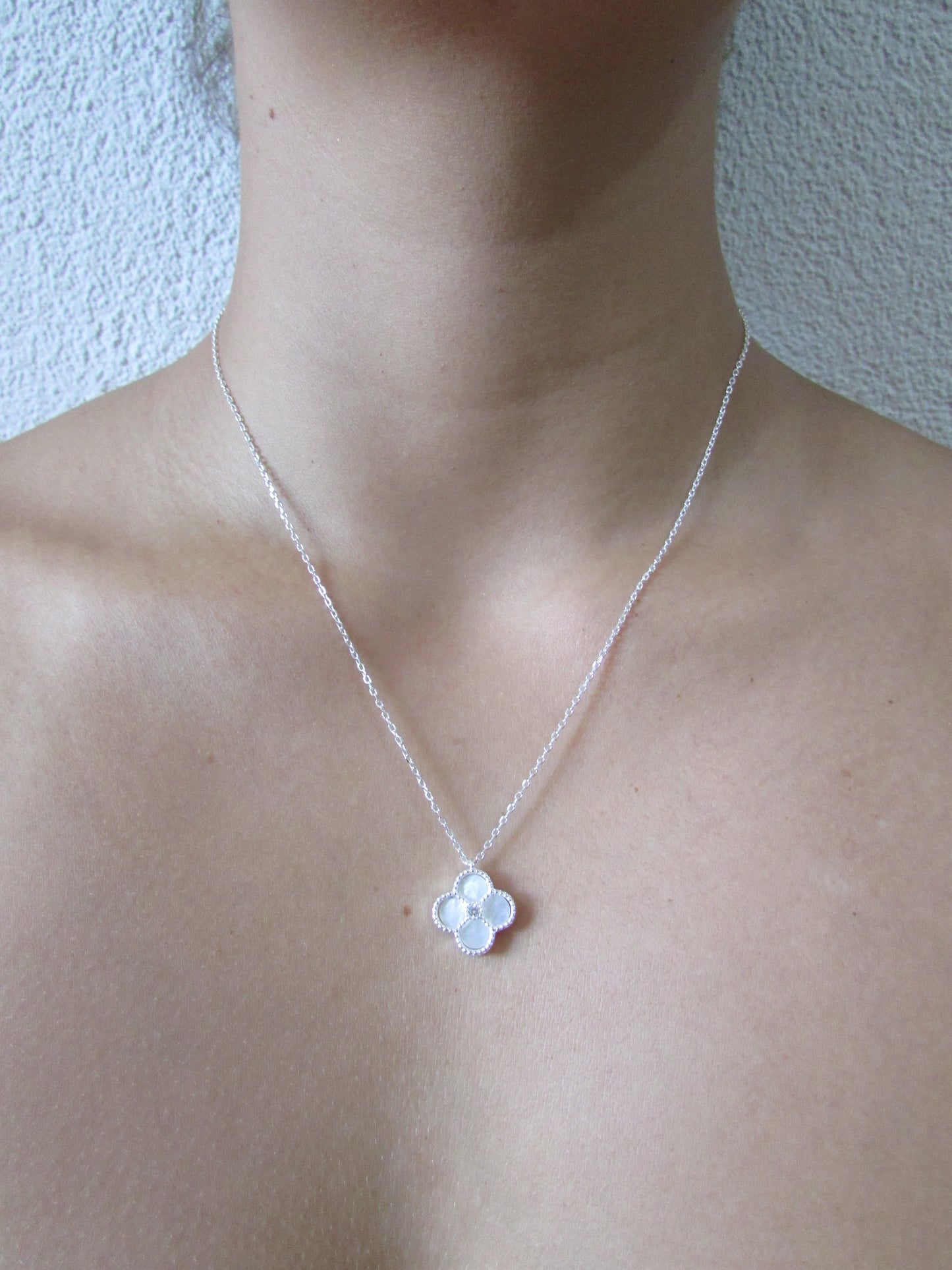 Colar Flor Dupla Face Com Madrepérola e Zircônia