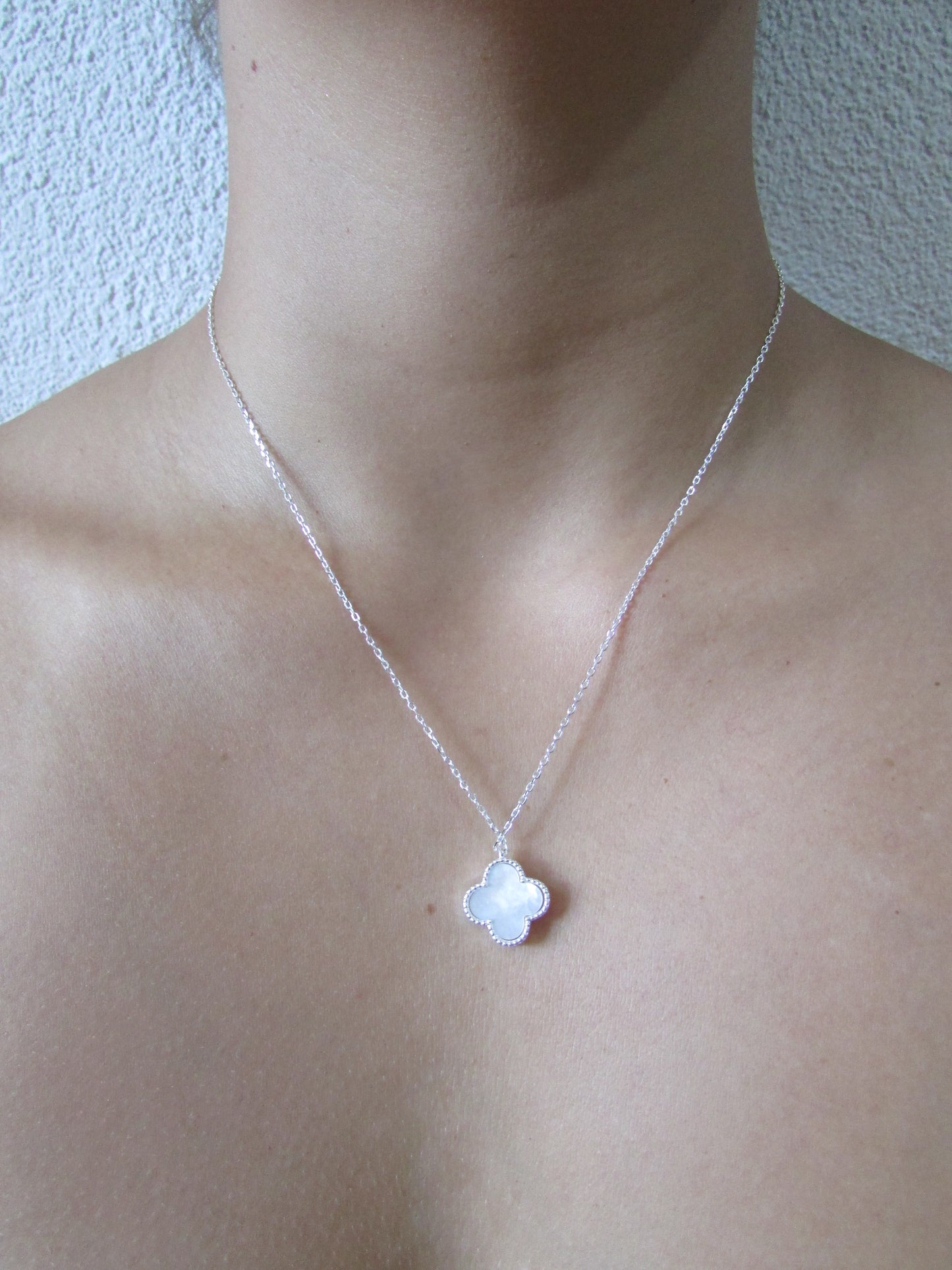 Colar Flor Dupla Face Com Madrepérola e Zircônia