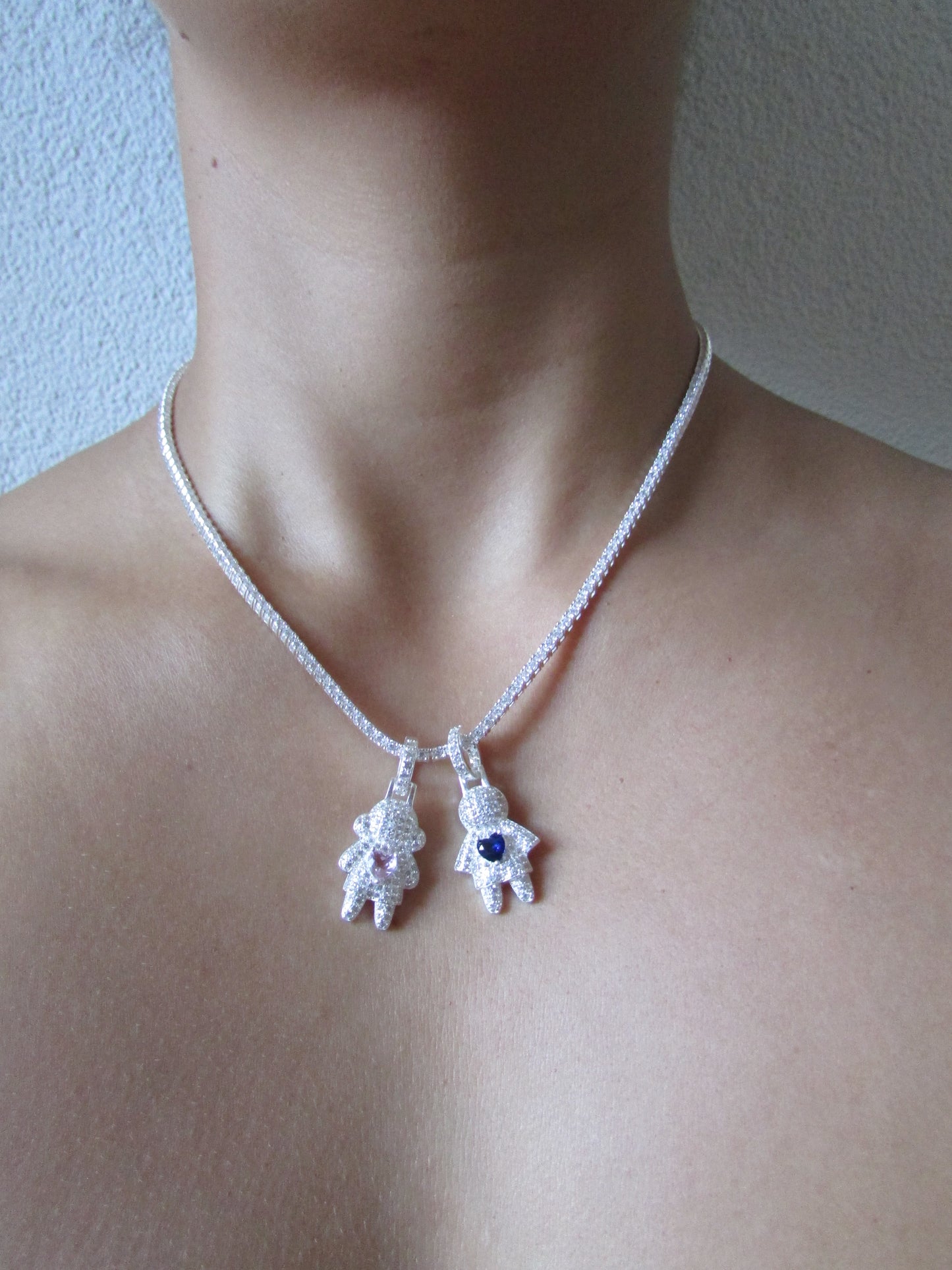 Pingente Menino Cravejado com Micro Zircônias Cristal e Coração Zircônia Azul
