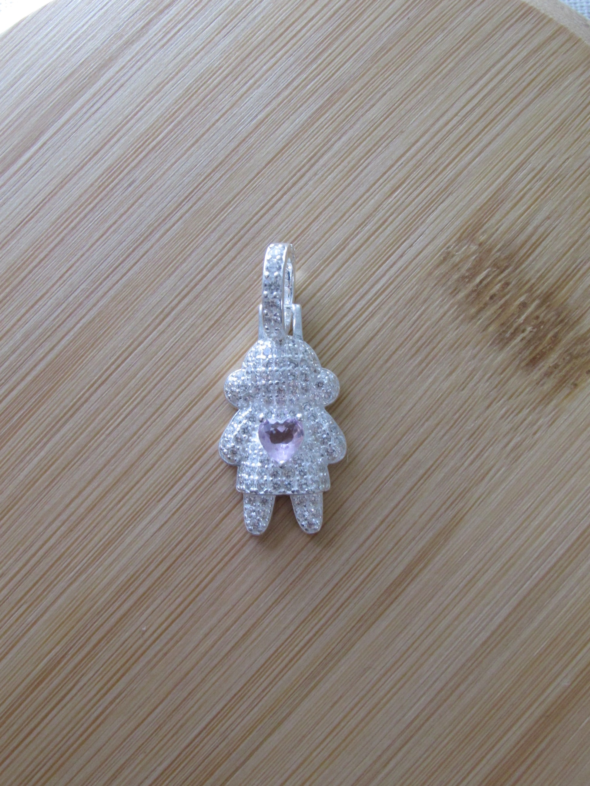 Pingente Menina Cravejada Com Micro Zircônias Cristal e Coração Zircônia Rosa