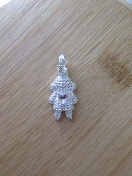 Pingente Menina Cravejada Com Micro Zircônias Cristal e Coração Zircônia Rosa