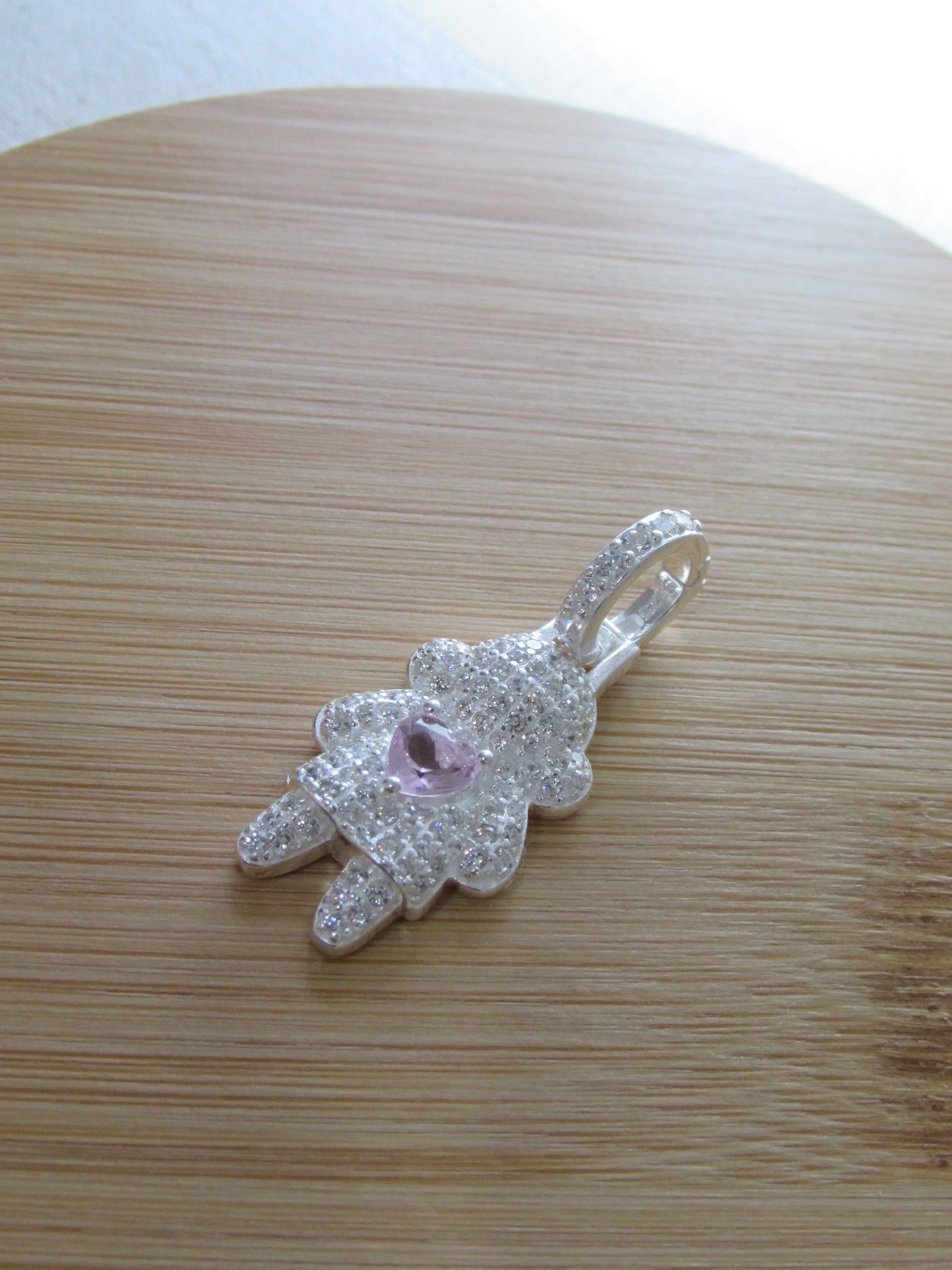 Pingente Menina Cravejada Com Micro Zircônias Cristal e Coração Zircônia Rosa