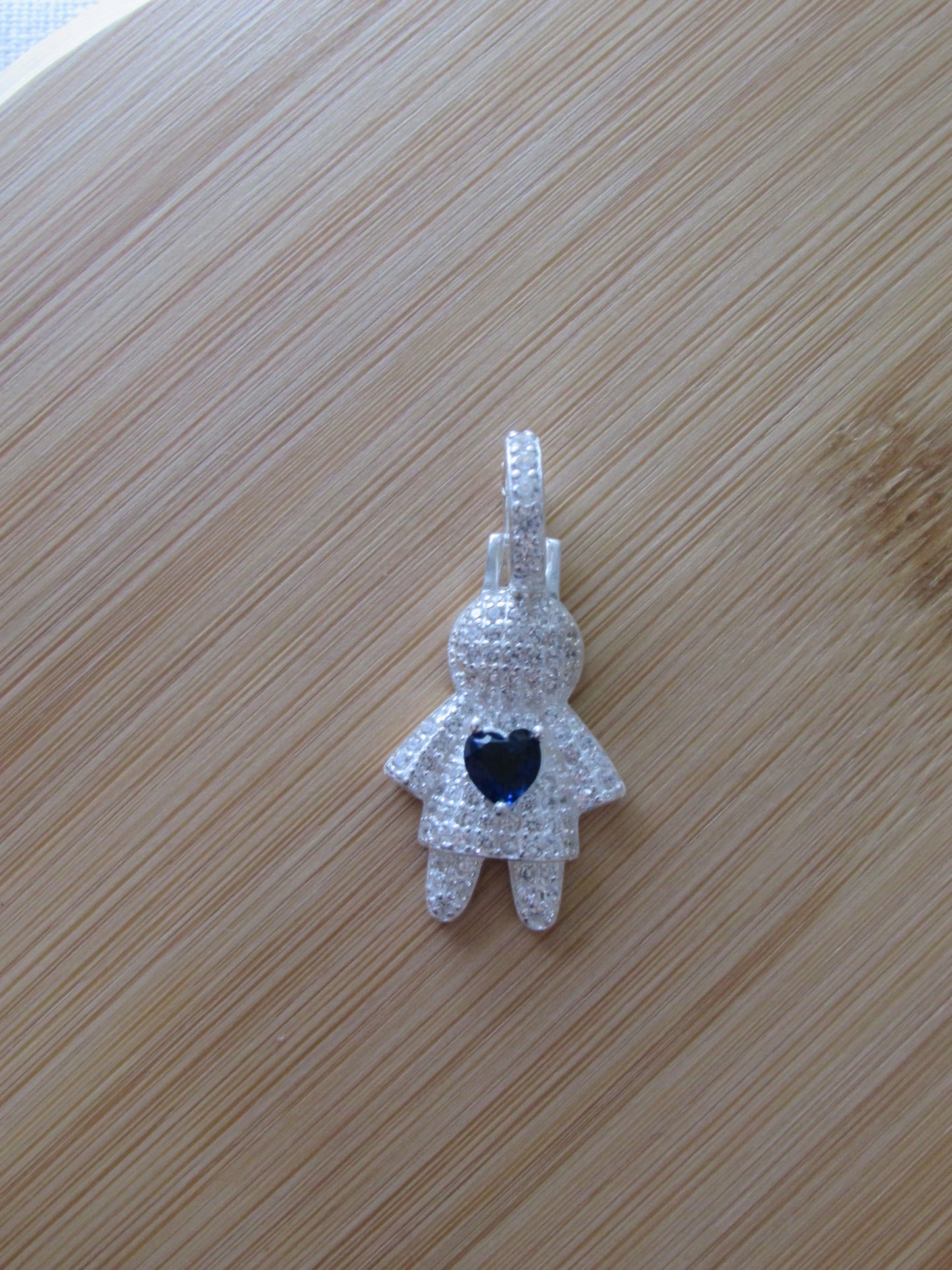 Pingente Menino Cravejado com Micro Zircônias Cristal e Coração Zircônia Azul