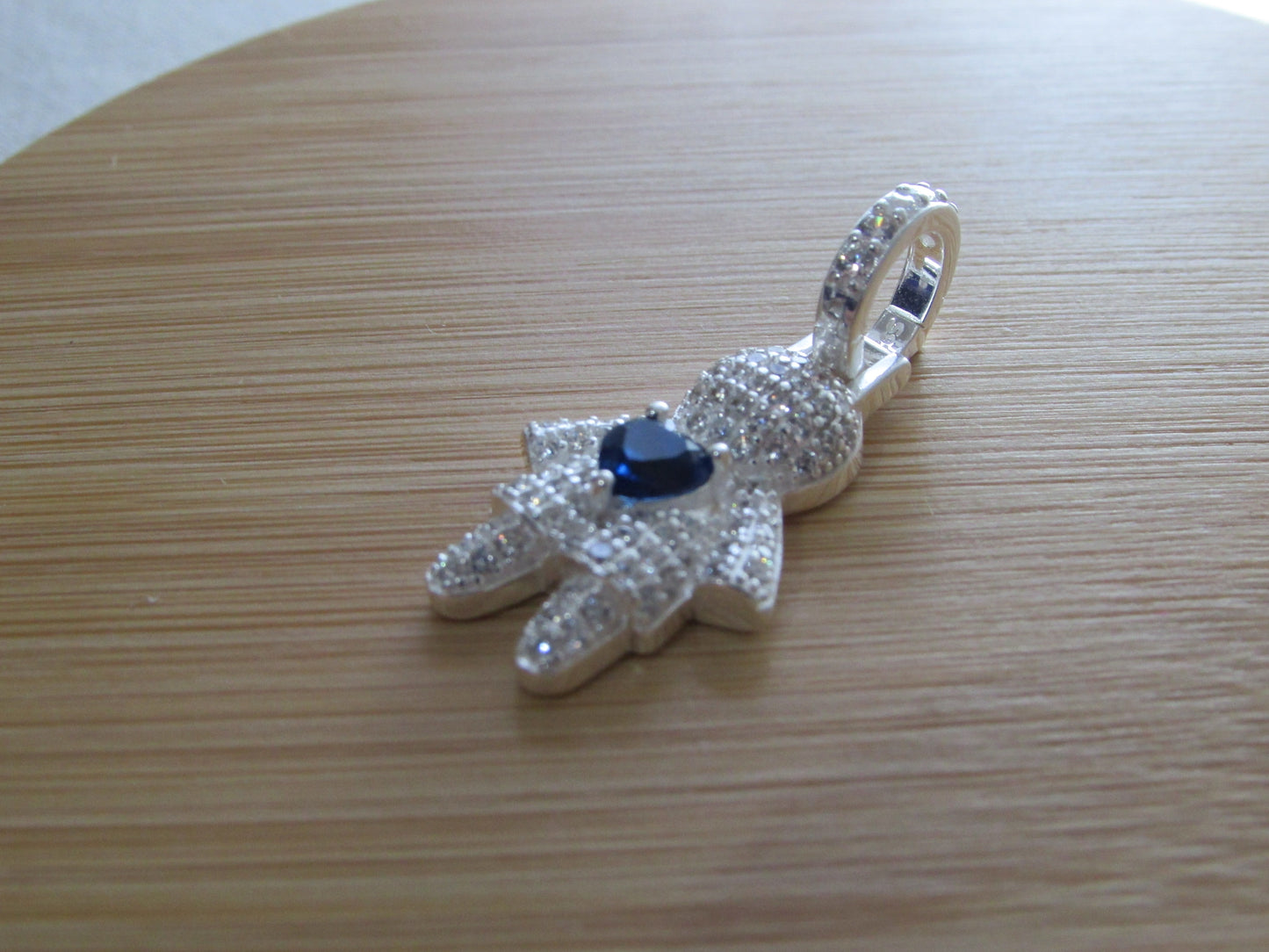 Pingente Menino Cravejado com Micro Zircônias Cristal e Coração Zircônia Azul