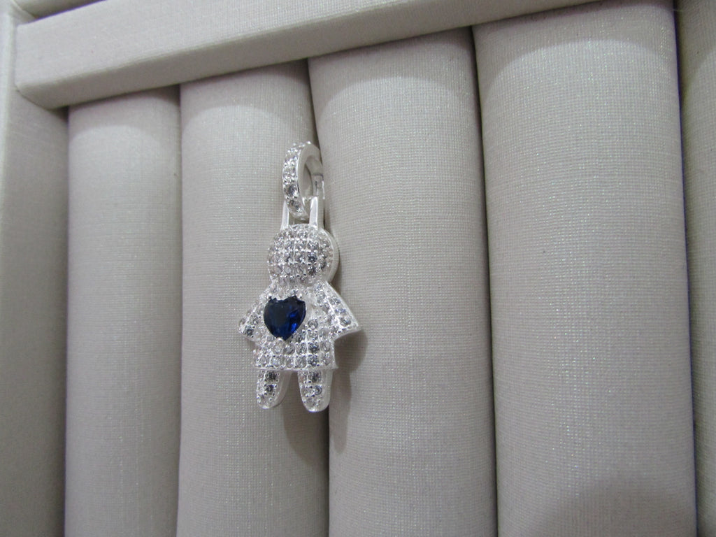 Pingente Menino Cravejado com Micro Zircônias Cristal e Coração Zircônia Azul