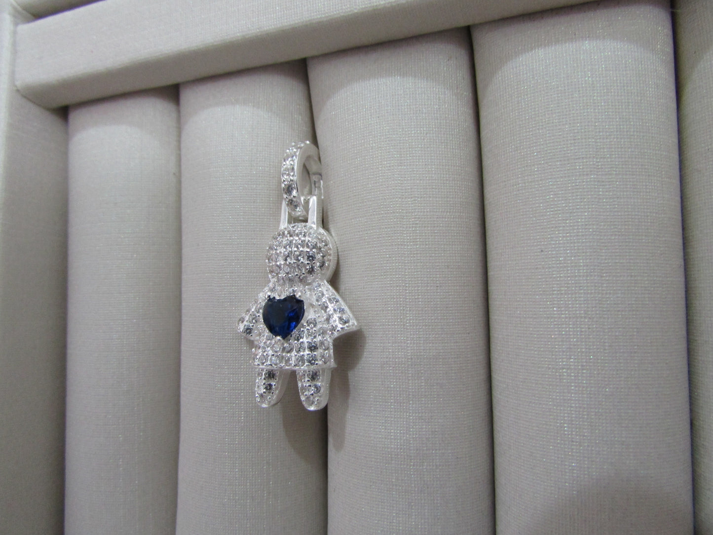 Pingente Menino Cravejado com Micro Zircônias Cristal e Coração Zircônia Azul
