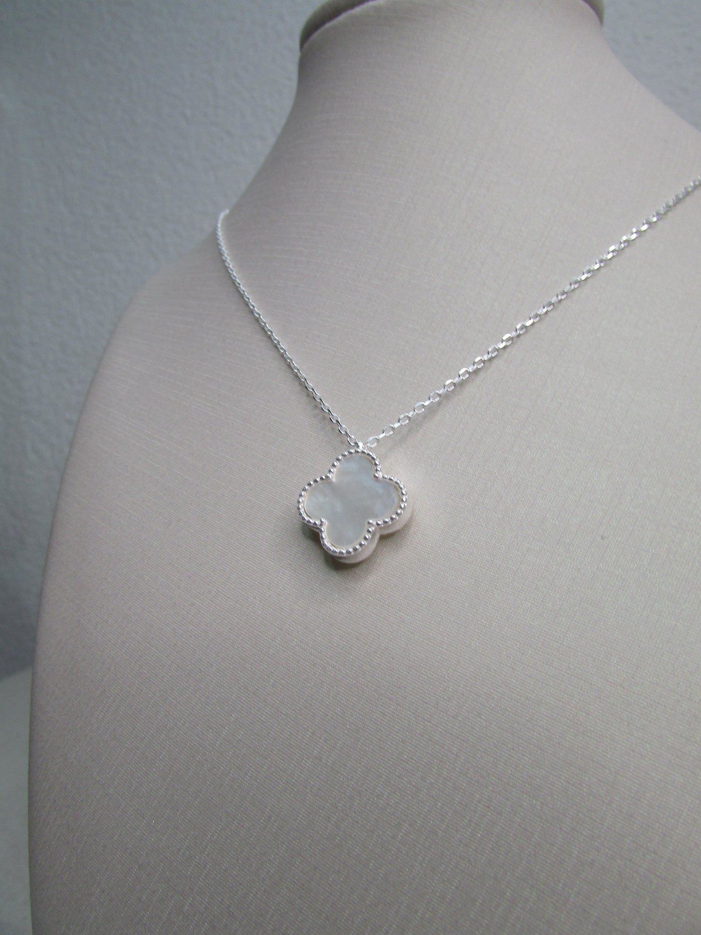 Colar Flor Dupla Face Com Madrepérola e Zircônia