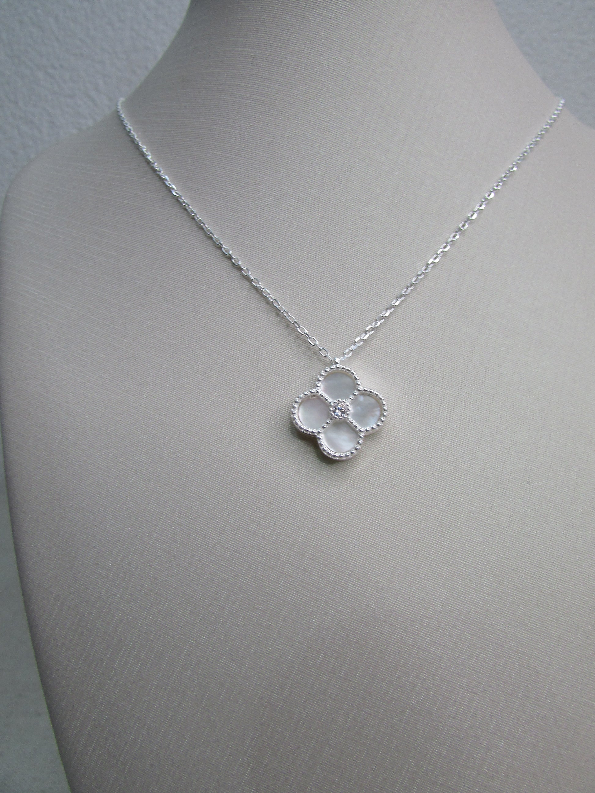 Colar Flor Dupla Face Com Madrepérola e Zircônia