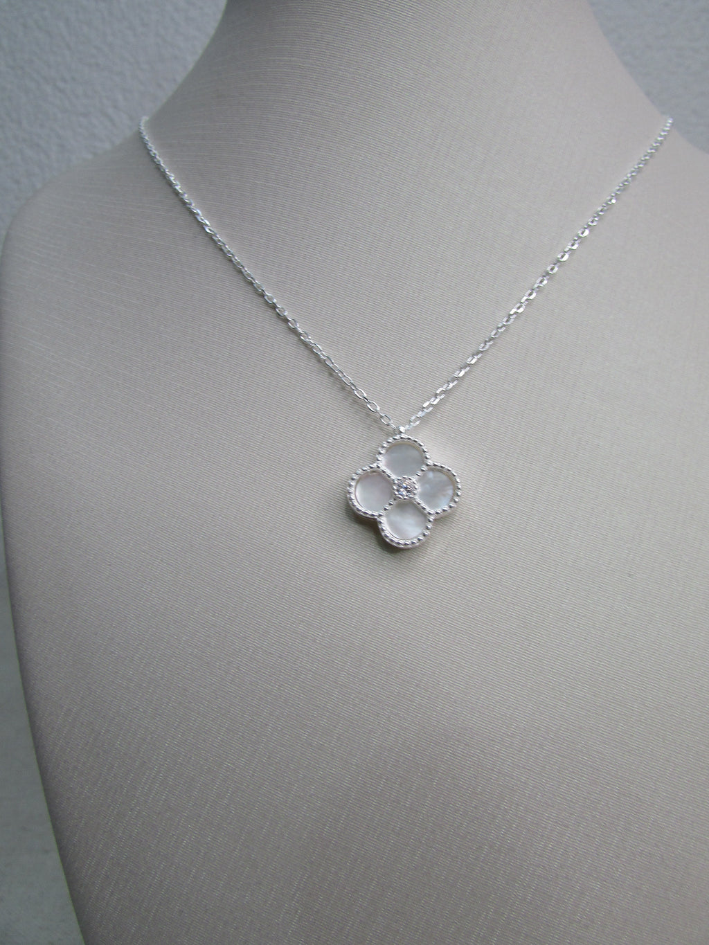 Colar Flor Dupla Face Com Madrepérola e Zircônia