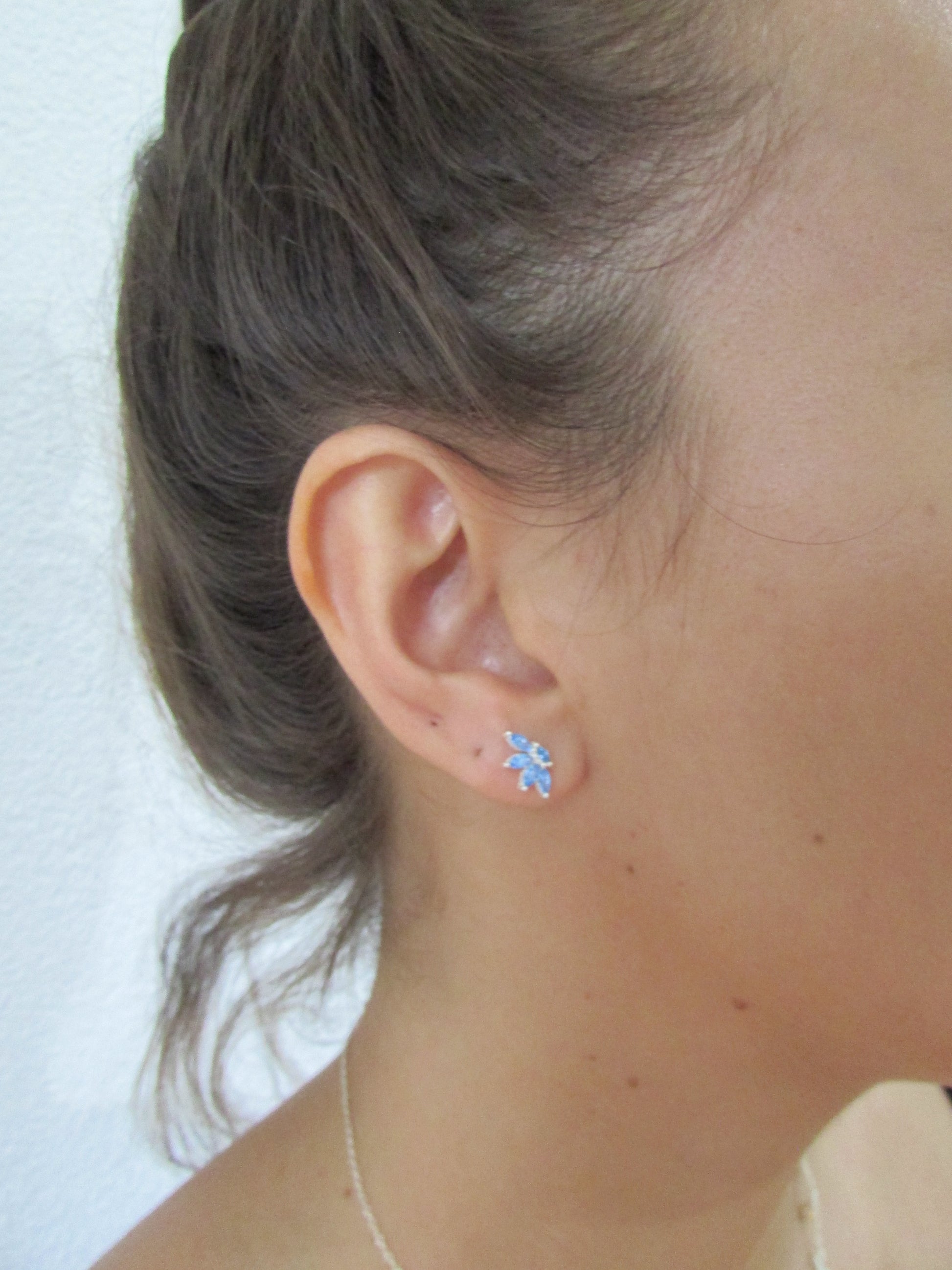 Brinco Meia Flor Zircônias Azuis