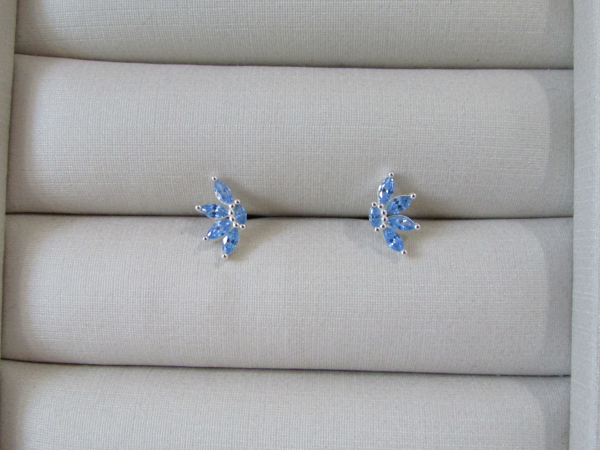 Brinco Meia Flor Zircônias Azuis