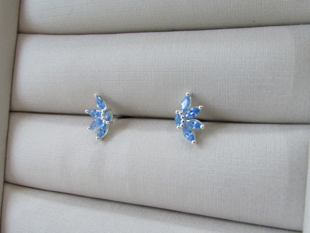 Brinco Meia Flor Zircônias Azuis